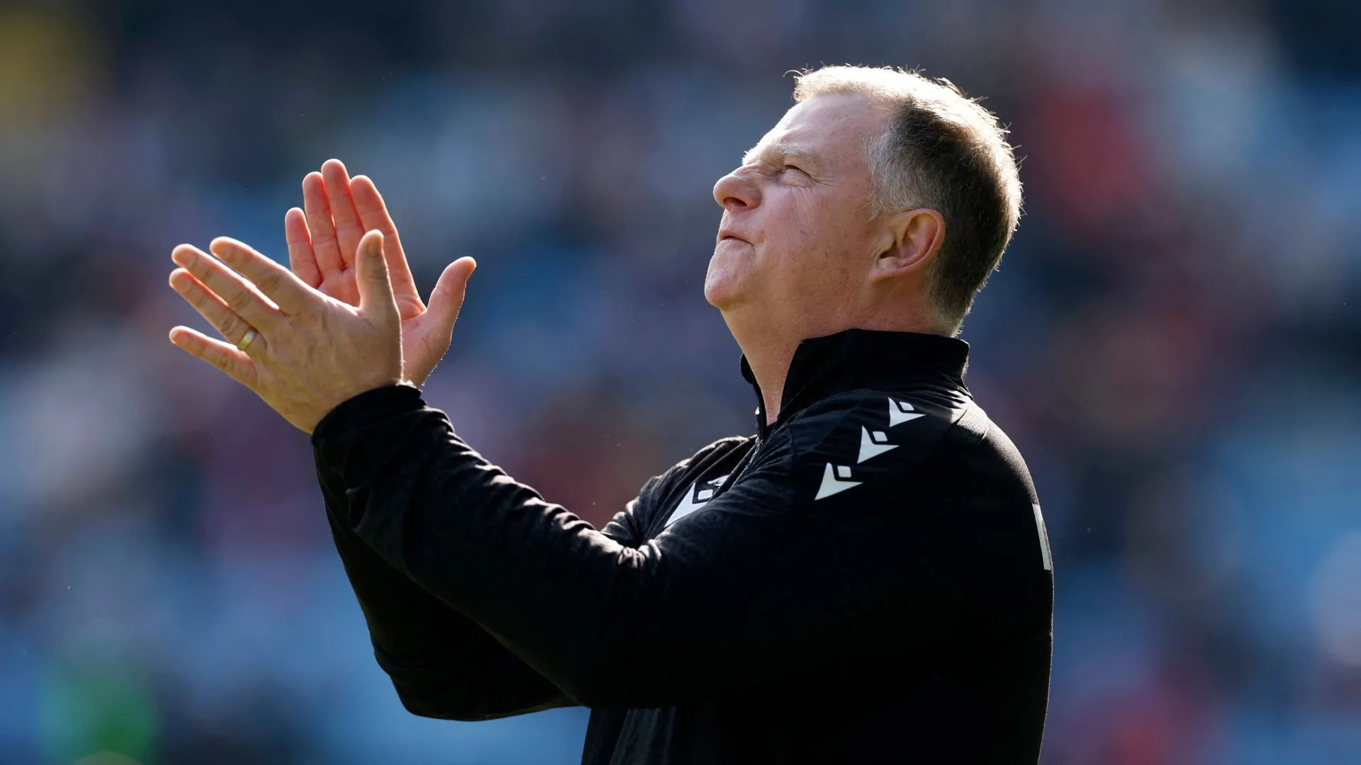 Huấn luyện viên Mark Robins của Stoke City, người từng làm việc với Sol Sidibe