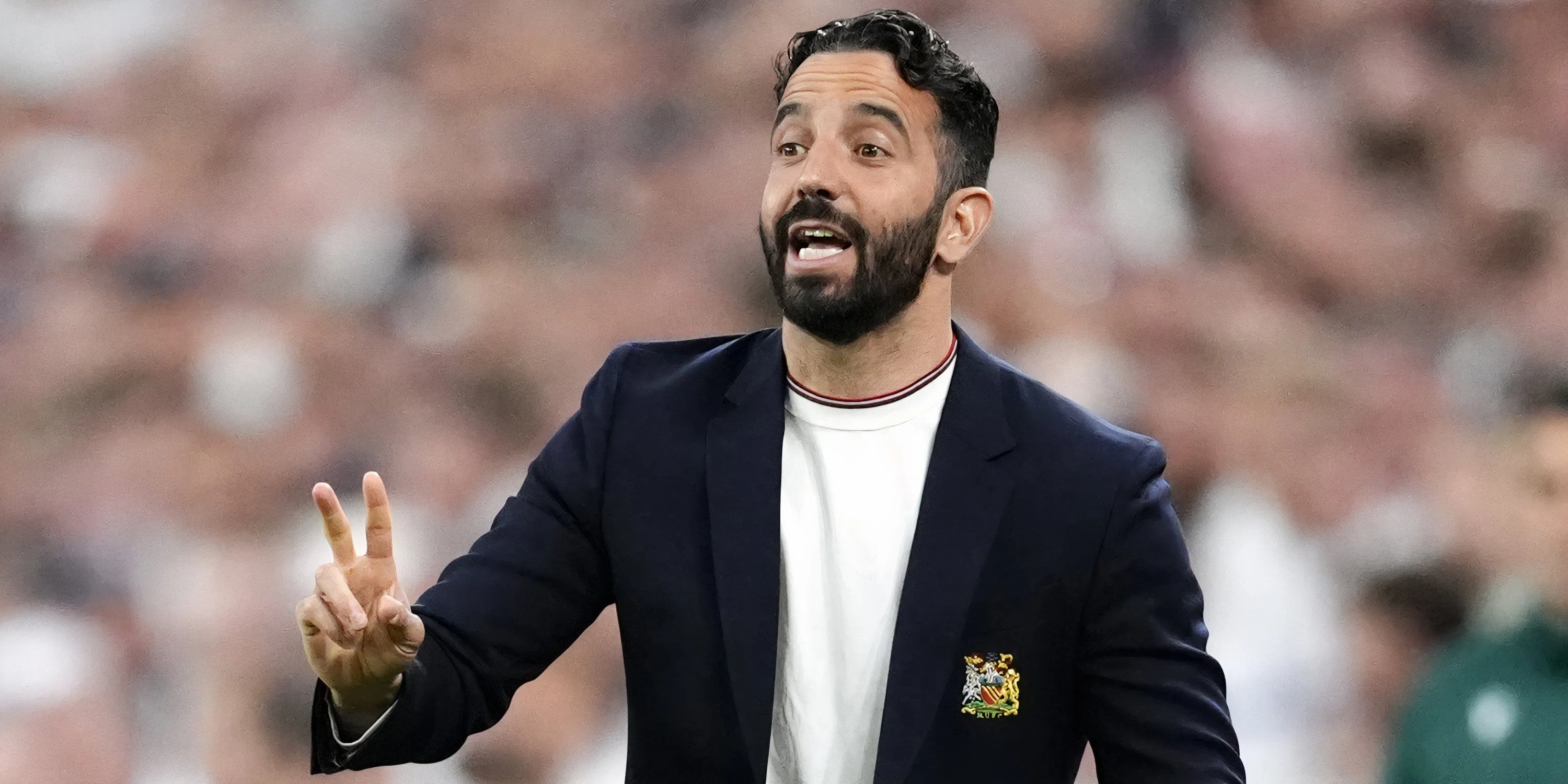 Huấn luyện viên Ruben Amorim chỉ đạo trên đường biên cho Manchester United