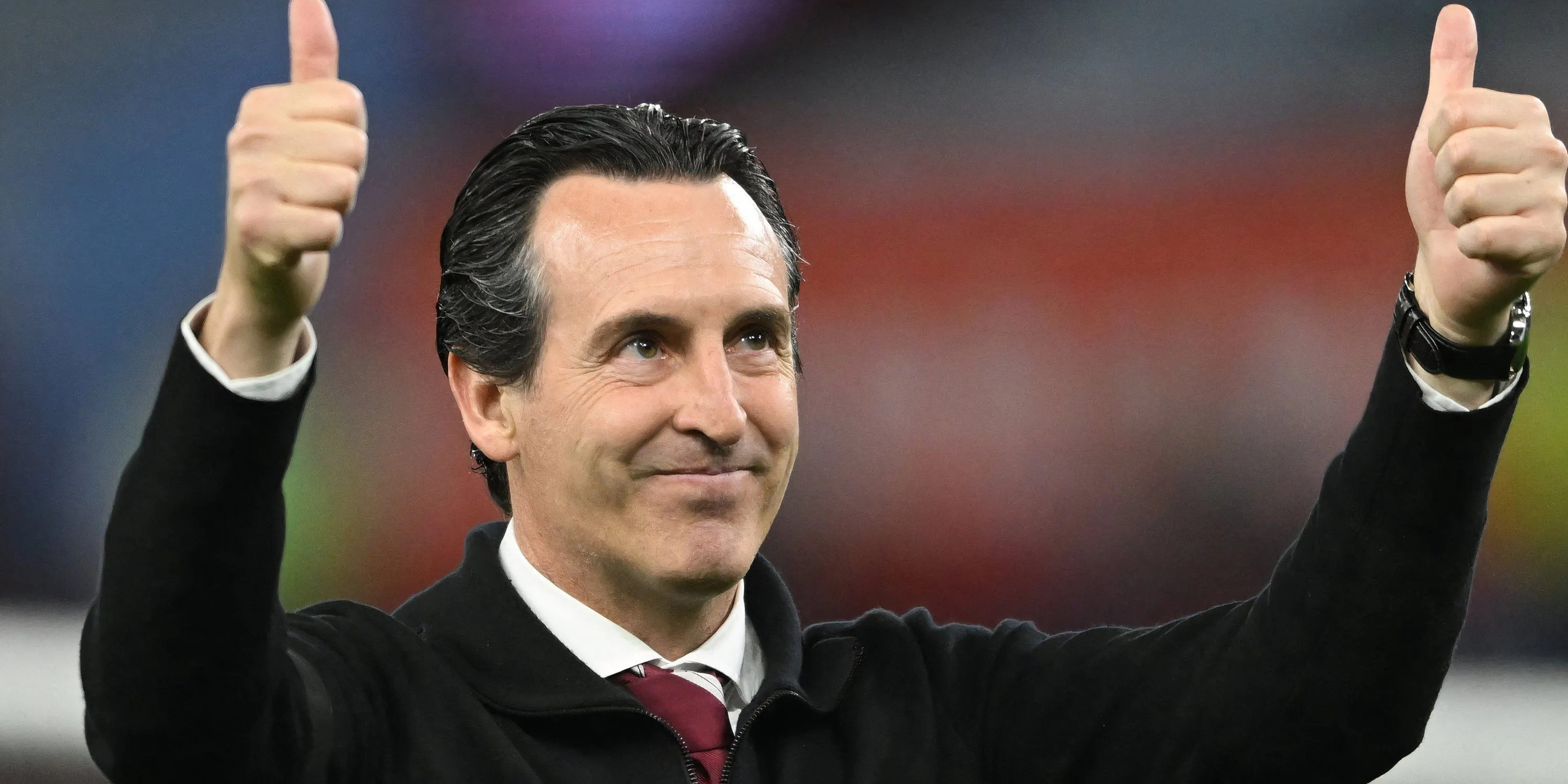 Huấn luyện viên Unai Emery của Aston Villa trên sân tập.