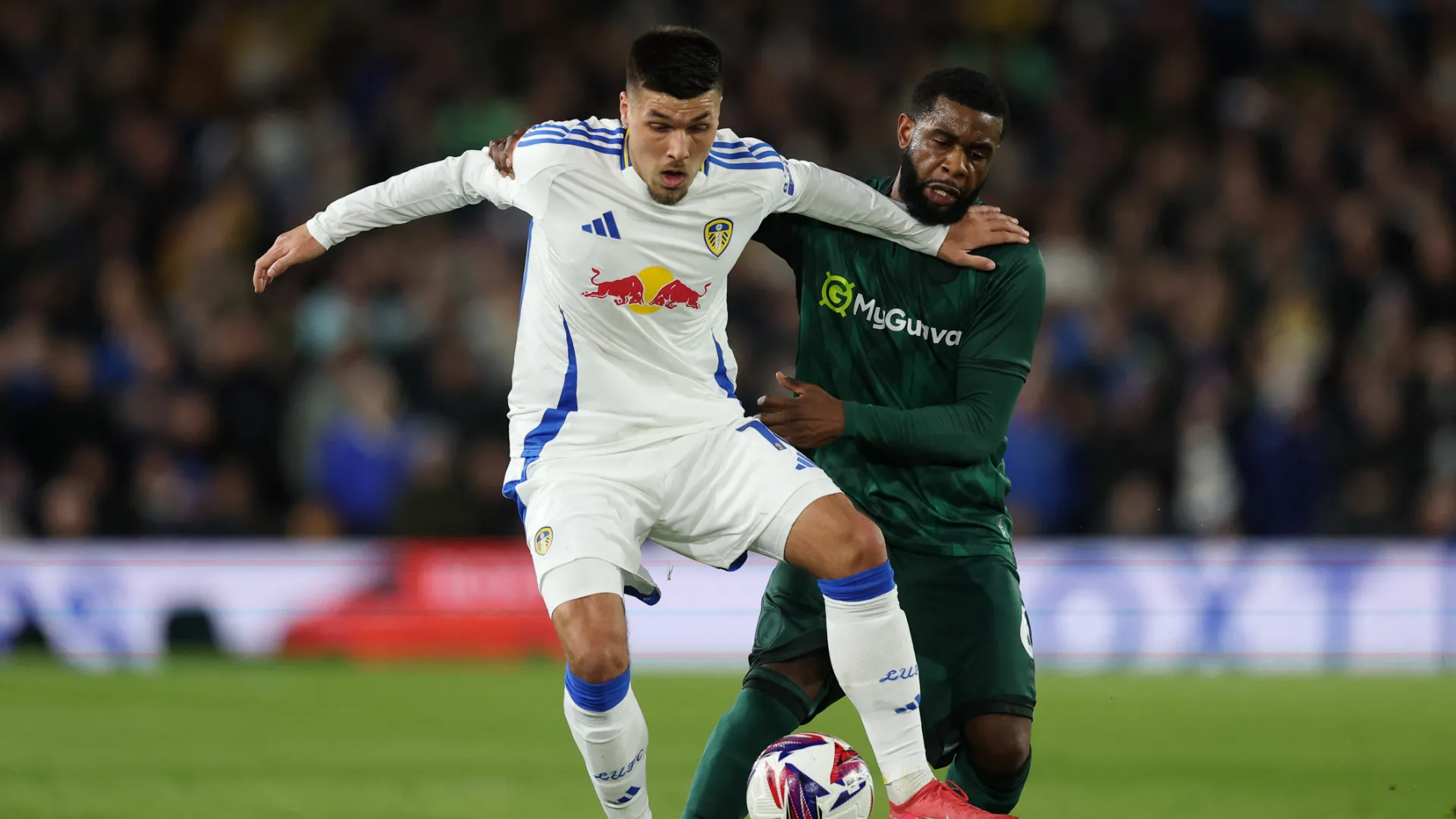 Japhet Tanganga đang thể hiện phong độ tốt tại Millwall, thu hút sự chú ý trên thị trường chuyển nhượng bóng đá Anh.