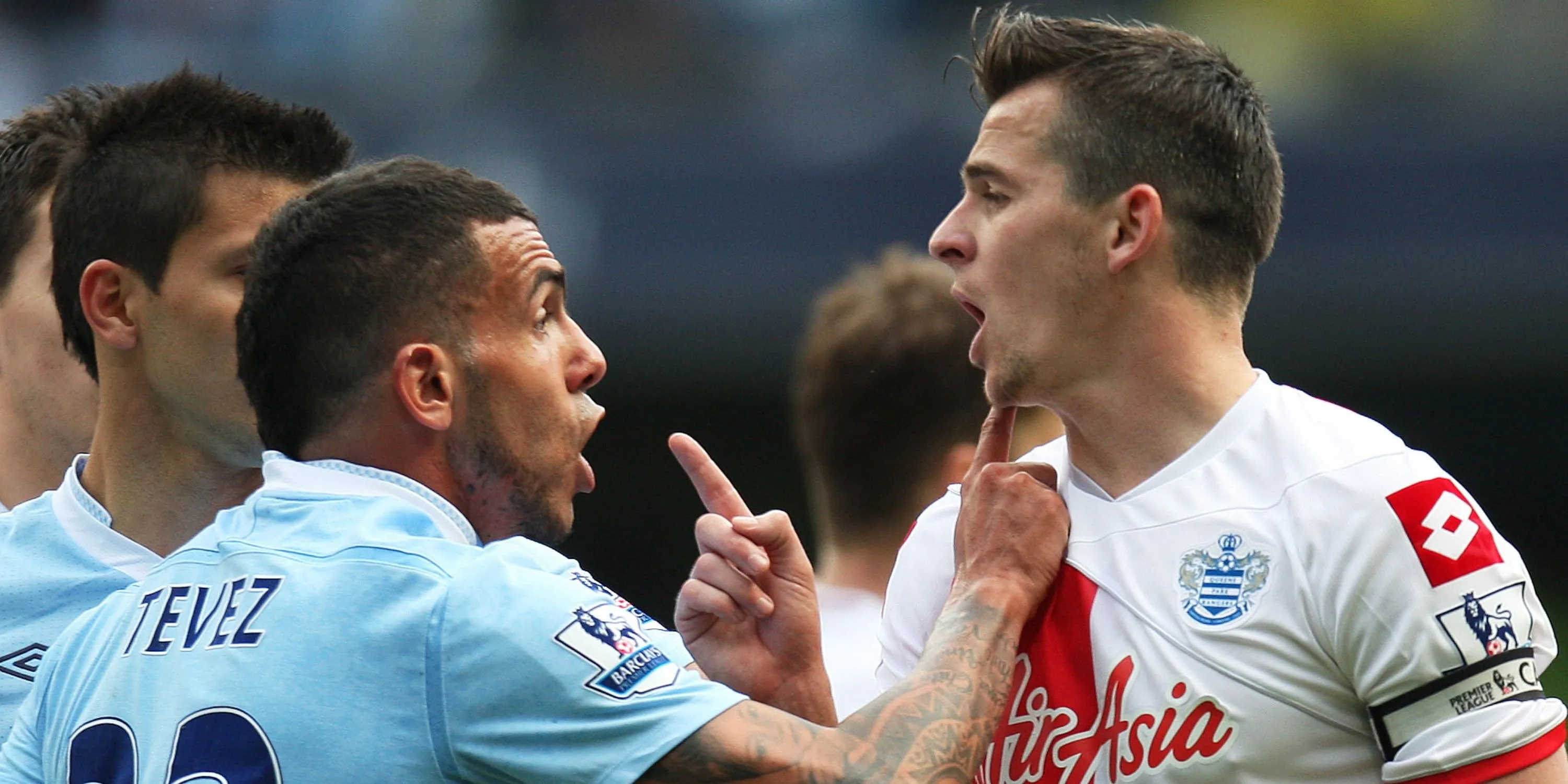Joey Barton và Carlos Tevez trong một trận đấu