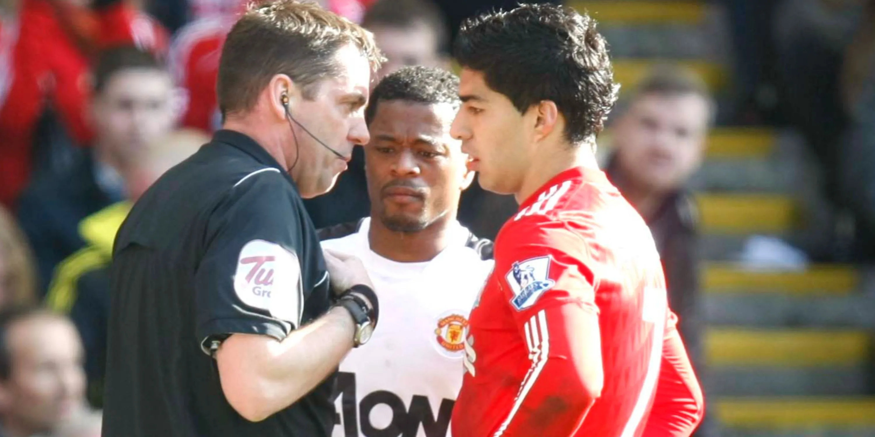 Luis Suarez và Patrice Evra bắt tay trước trận đấu