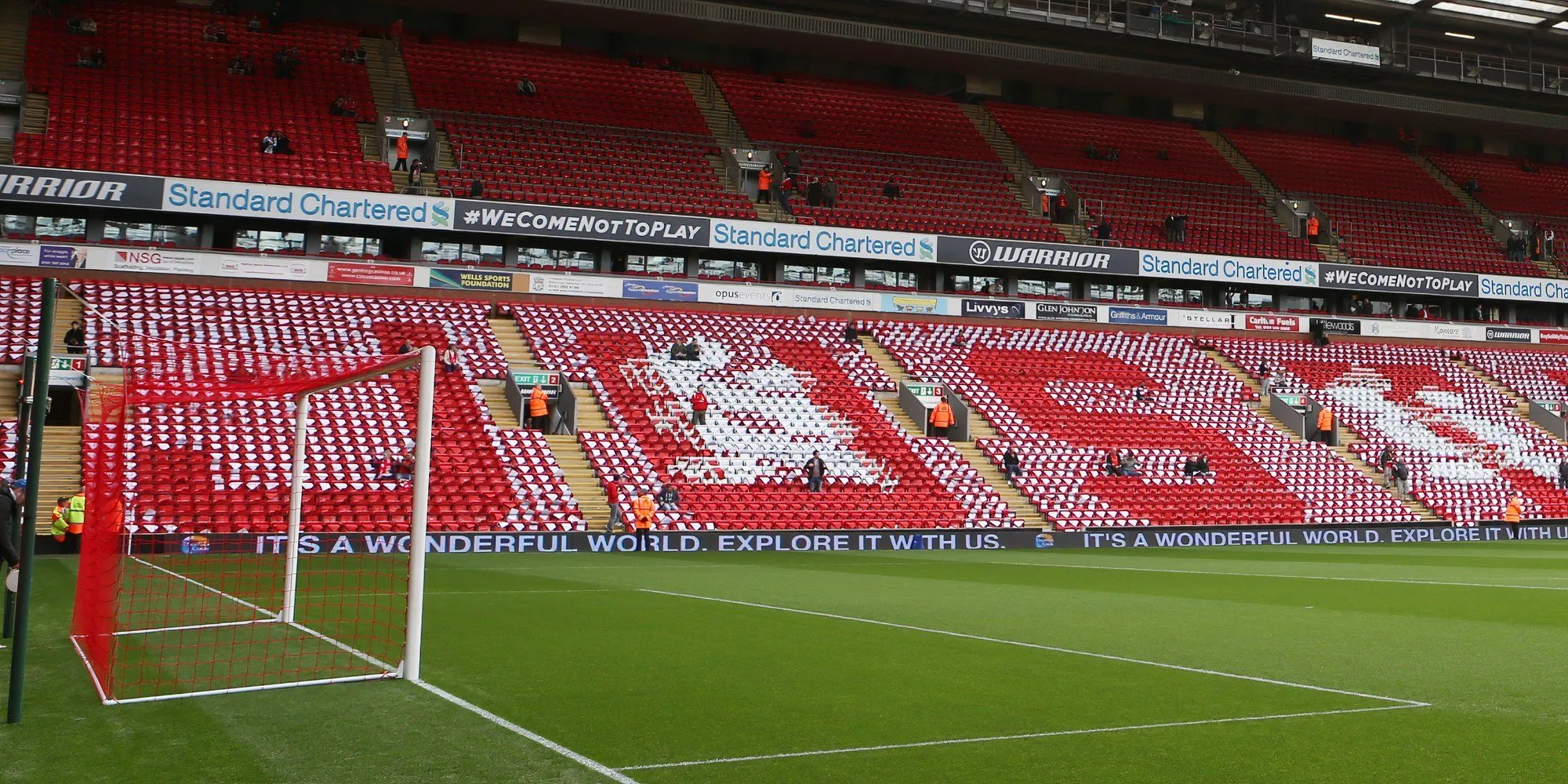 Lưới đỏ khung thành tại sân vận động Anfield của Liverpool