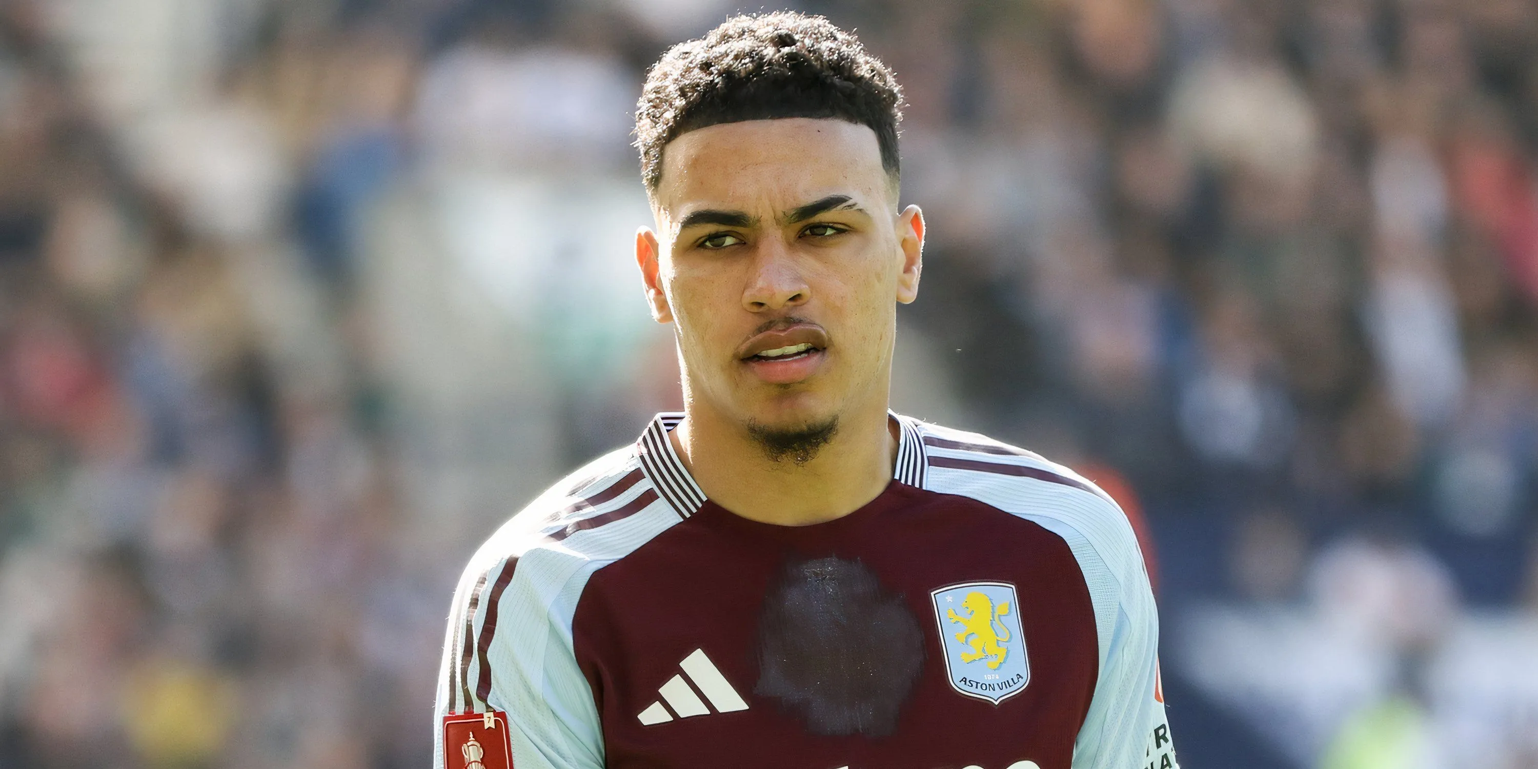 Morgan Rogers thi đấu cho Aston Villa