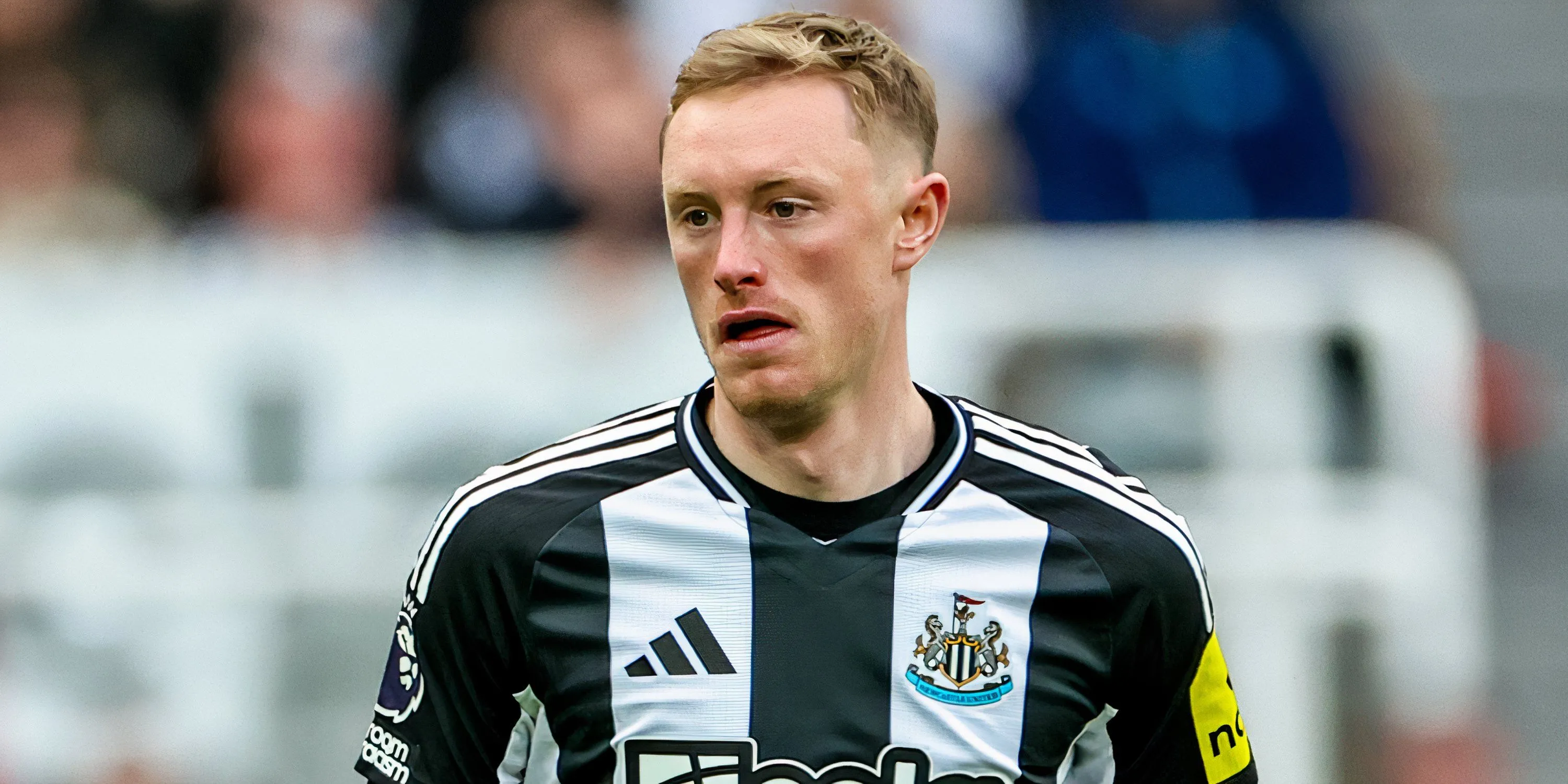 Sean Longstaff thi đấu cho Newcastle United