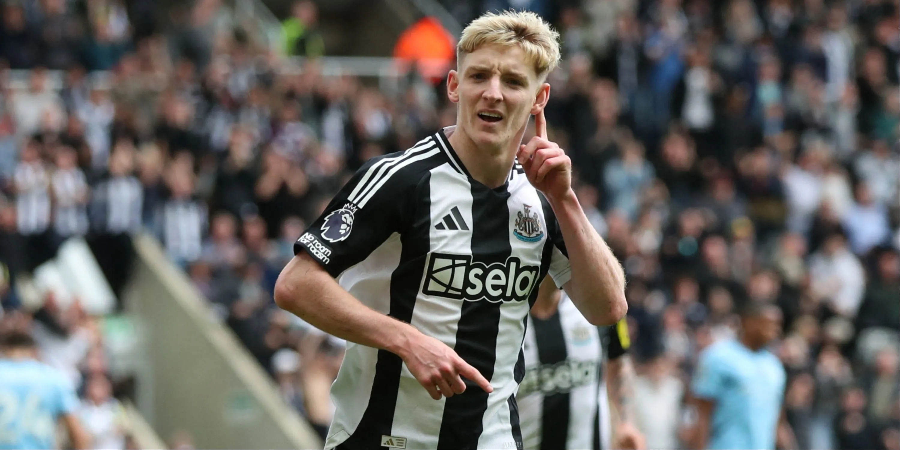 Tiền đạo Anthony Gordon đang thi đấu cho Newcastle United