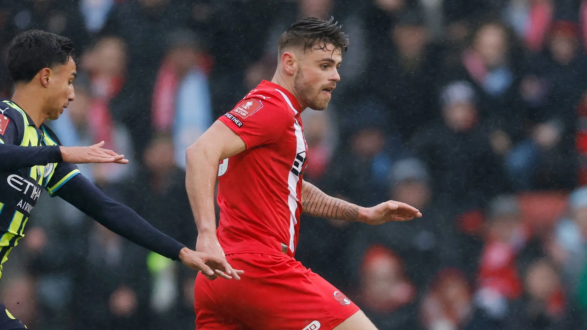 Tiền đạo Charlie Kelman trong màu áo Leyton Orient, nơi anh thi đấu thành công