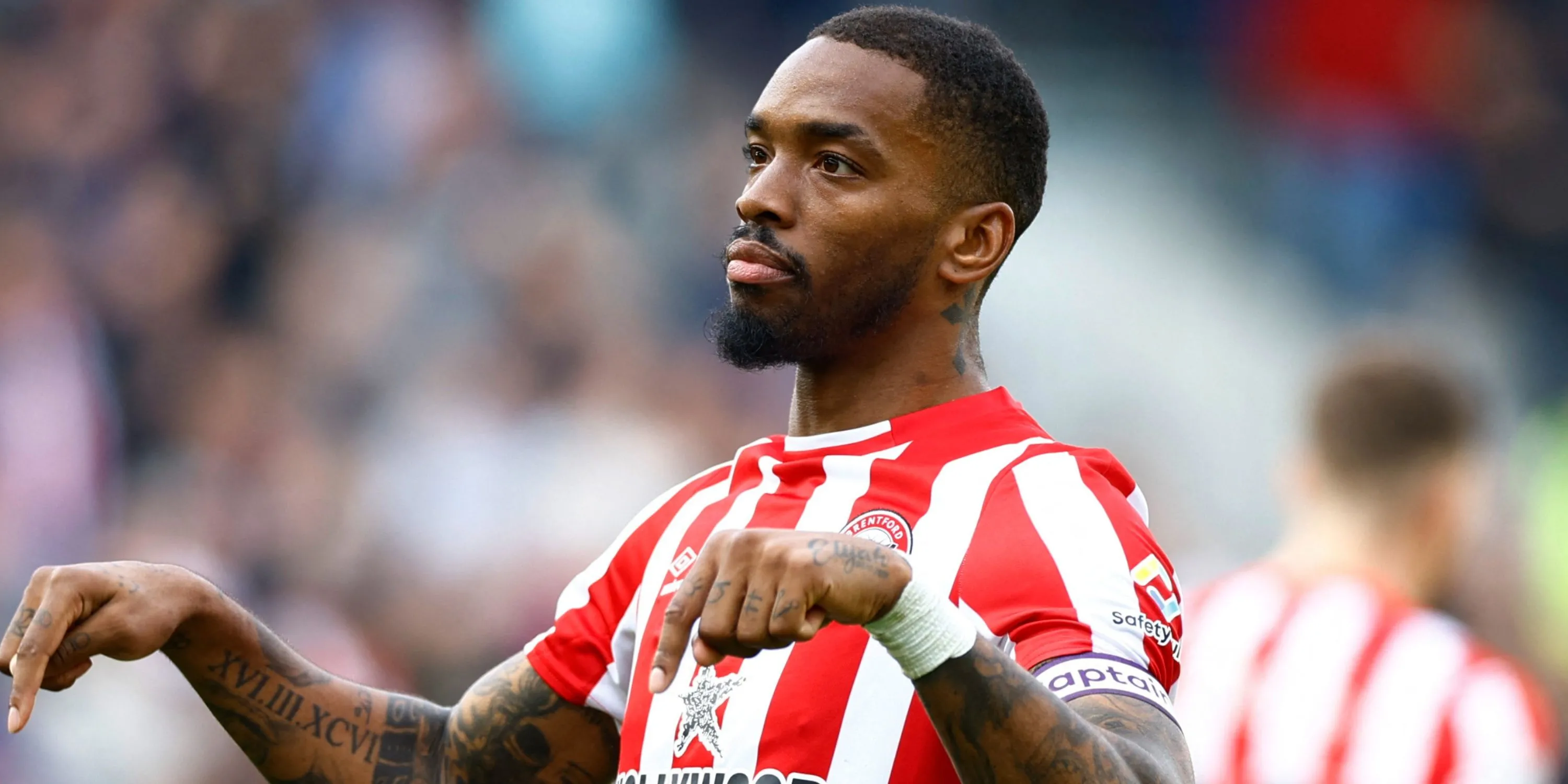 Tiền đạo Ivan Toney của Brentford trên sân