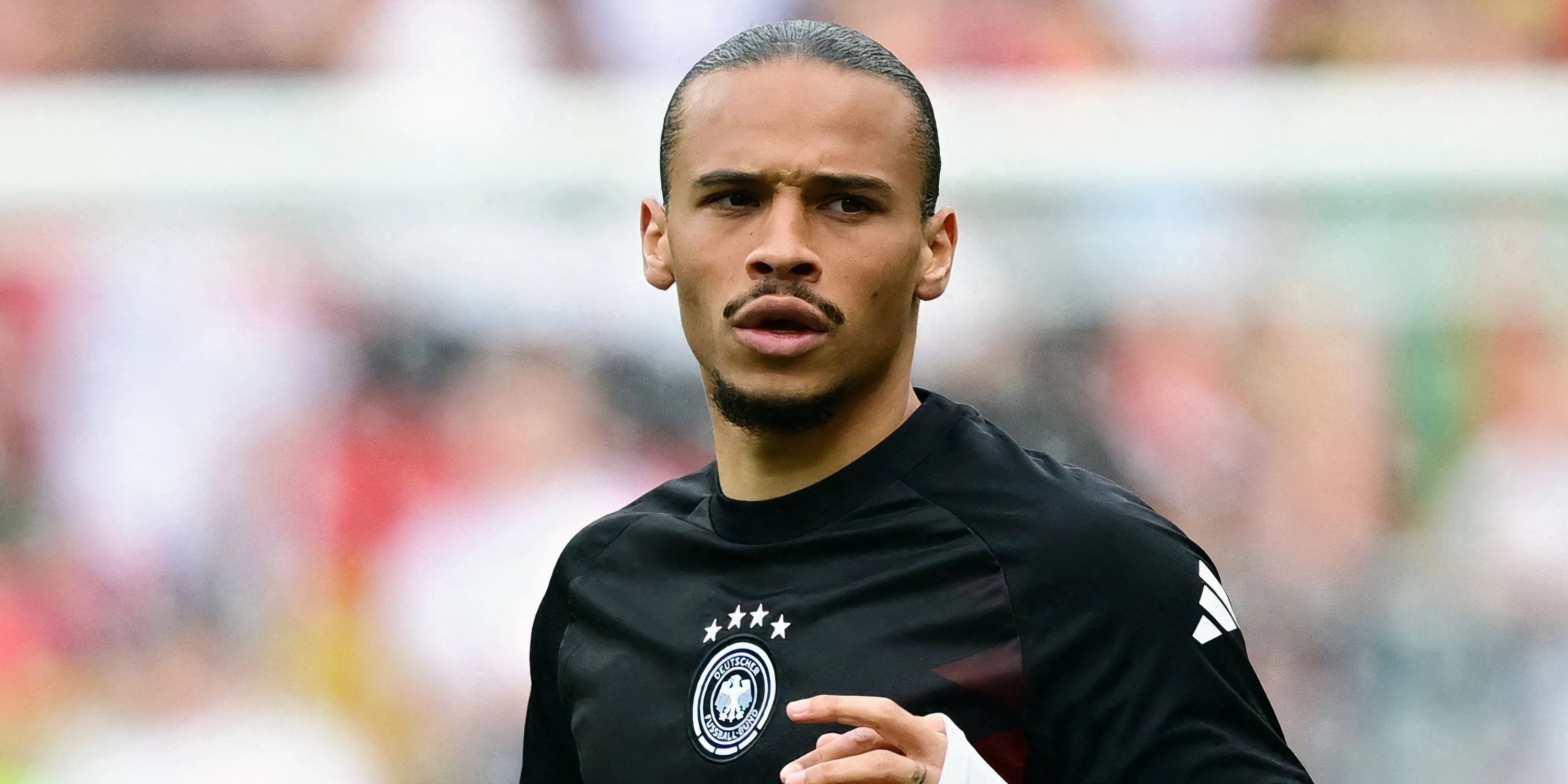 Tiền vệ cánh Leroy Sane của đội tuyển Đức, mục tiêu chuyển nhượng của Arsenal, khởi động trước trận đấu