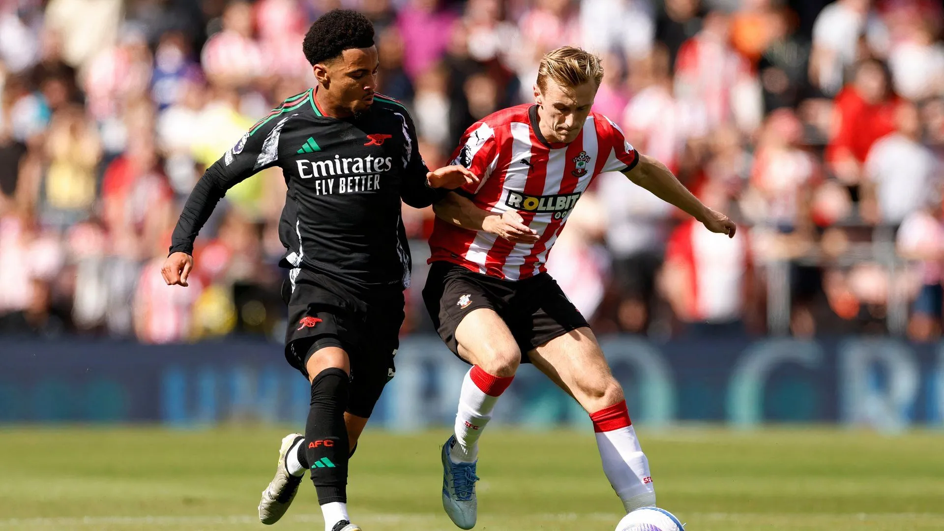 Tiền vệ Flynn Downes trong một trận đấu của Southampton