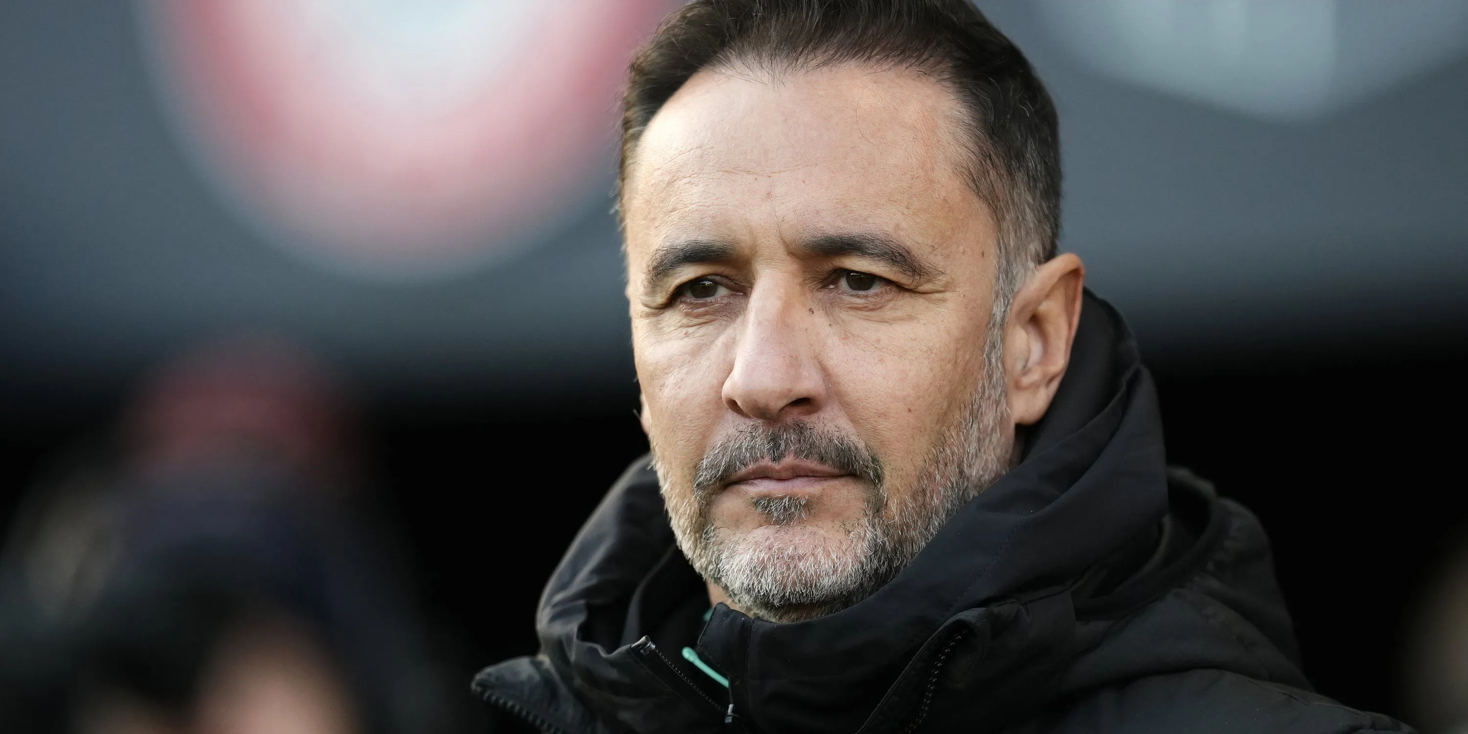 Vitor Pereira với biểu cảm tập trung trong khu vực kỹ thuật
