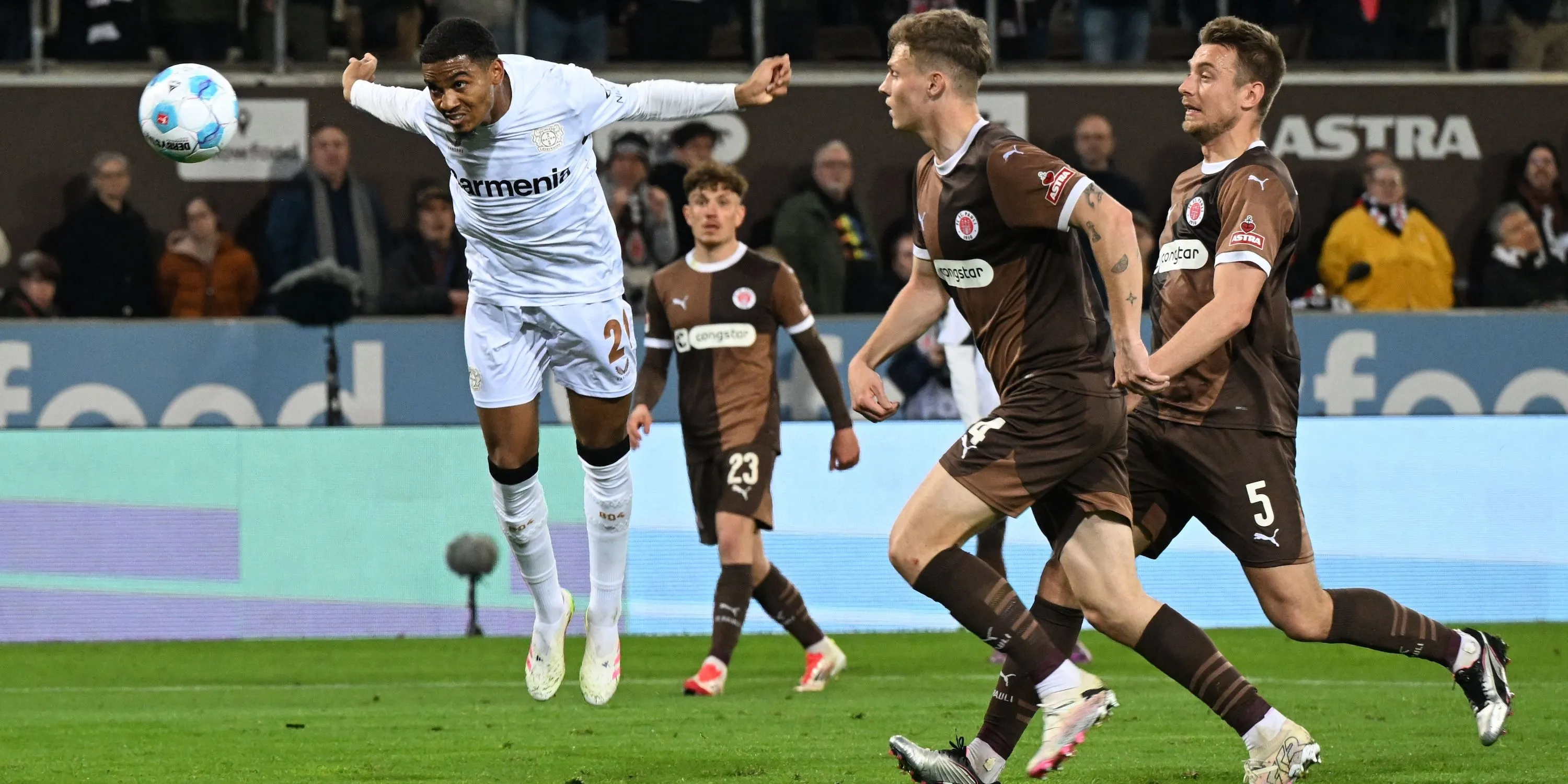 Amine Adli, cầu thủ chạy cánh đầy triển vọng của Bayer Leverkusen mà Wolves đang theo đuổi