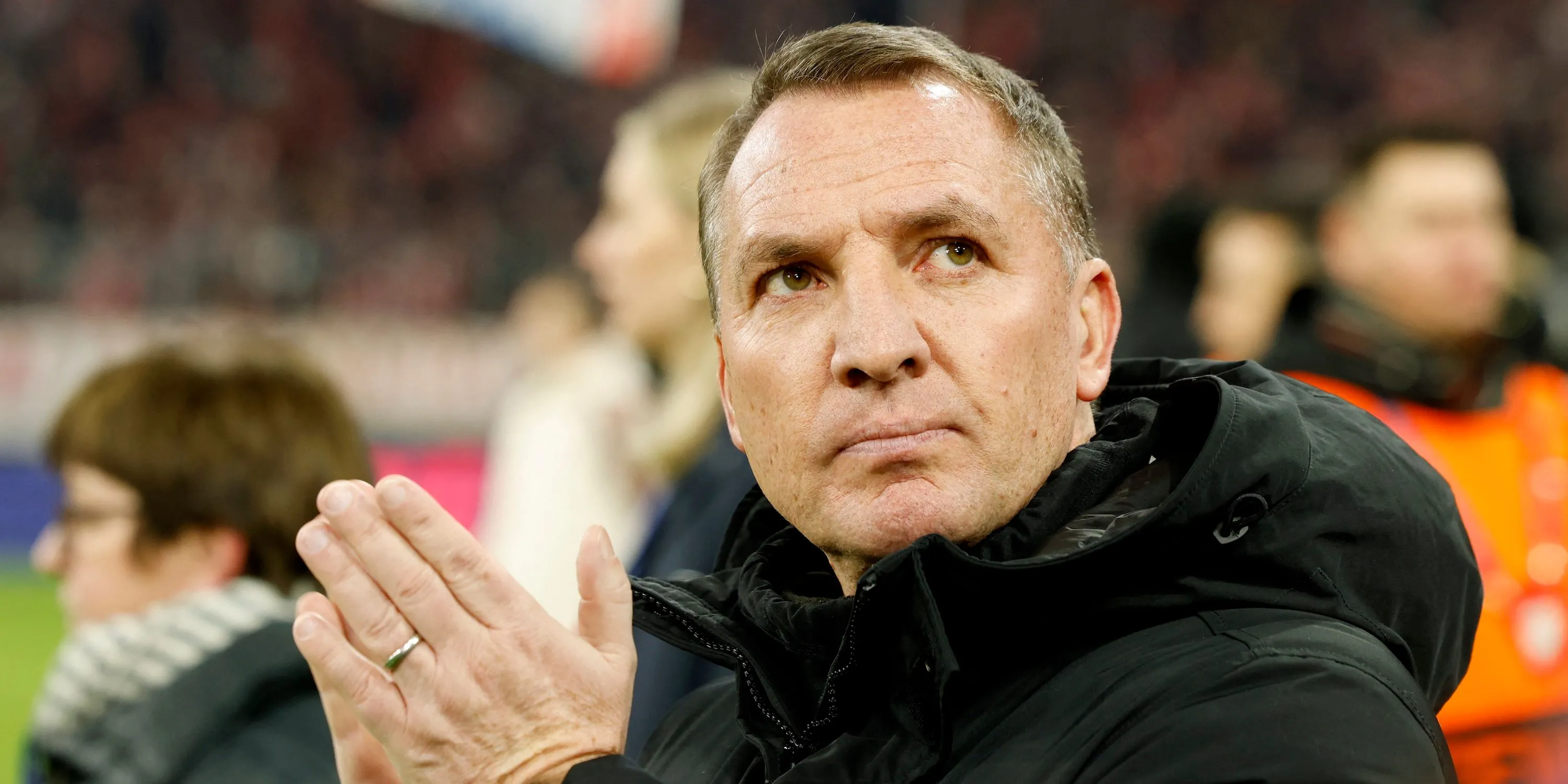 Brendan Rodgers nhìn chăm chú trước trận đấu của Celtic