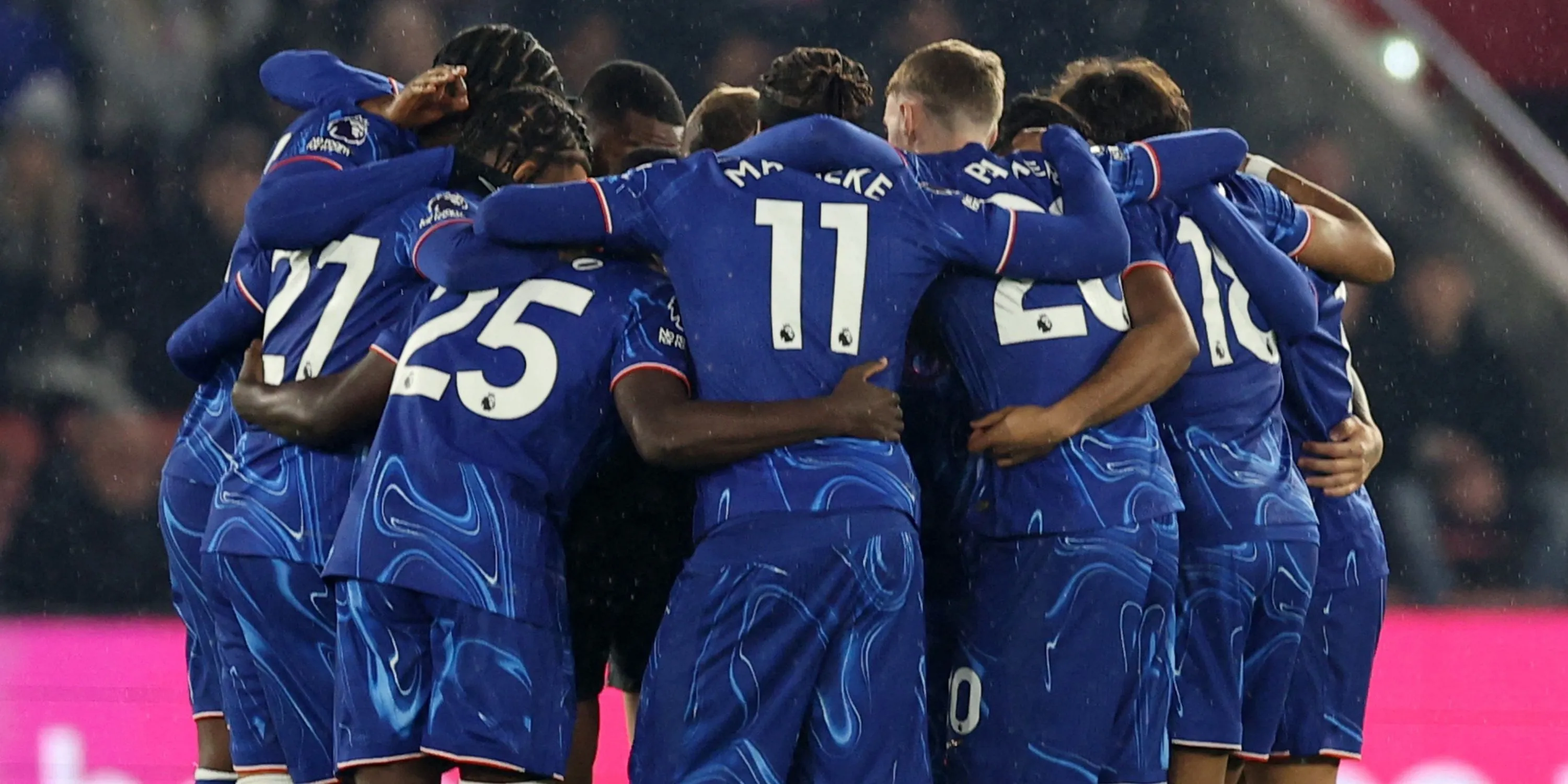 Các cầu thủ Chelsea ăn mừng bàn thắng hoặc chiến thắng trên sân cỏ Premier League