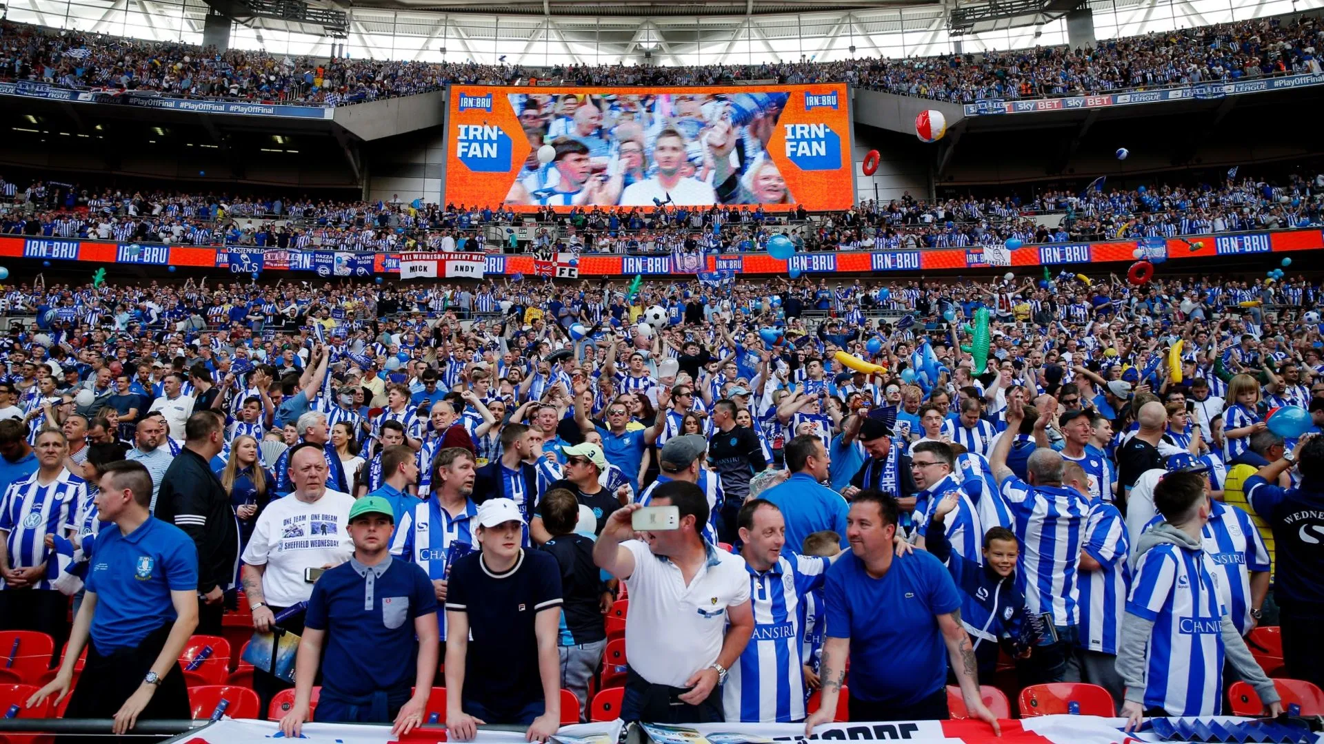 Các cổ động viên Sheffield Wednesday cuồng nhiệt trên khán đài sân Wembley trong một trận đấu quan trọng