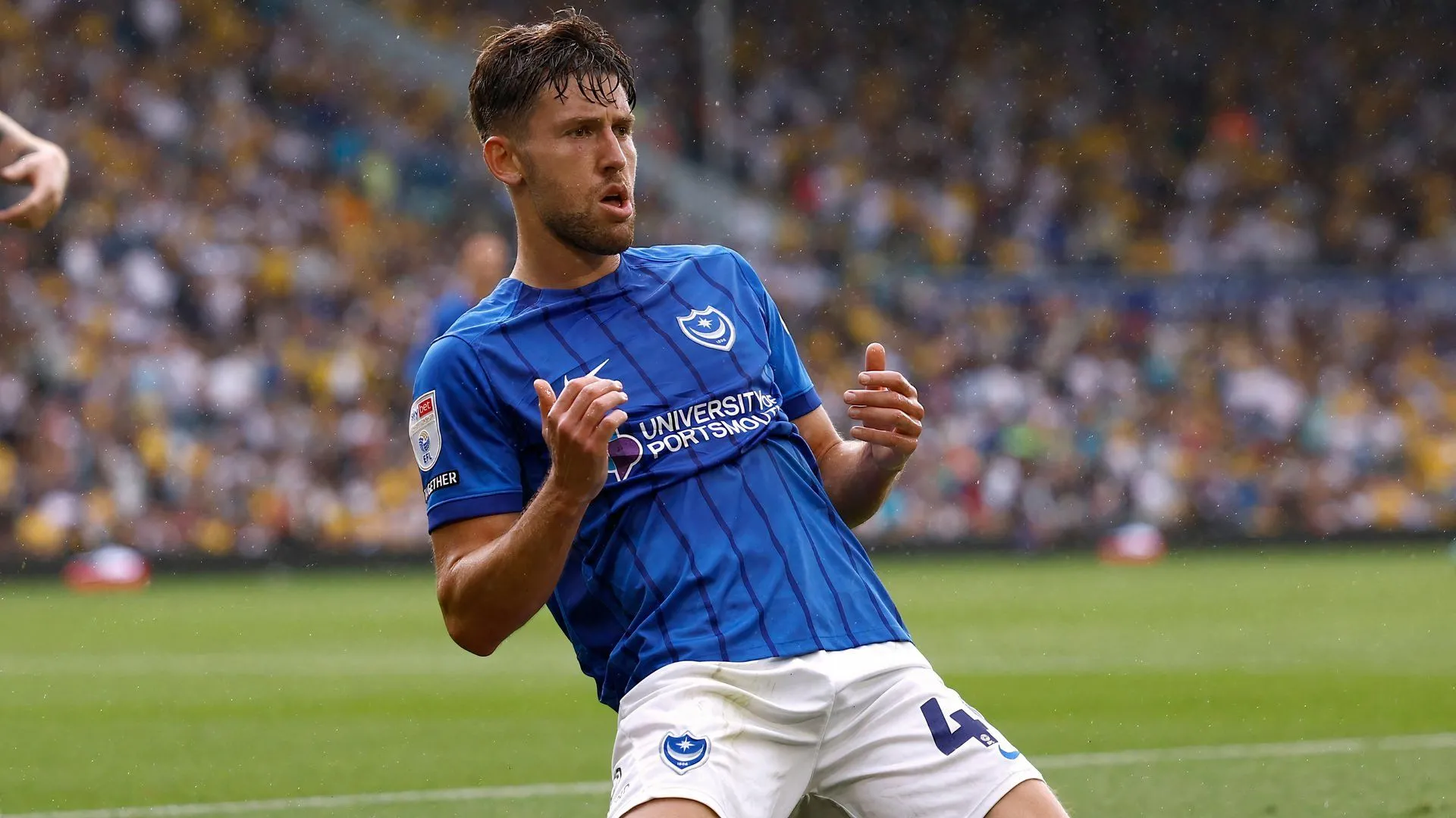 Callum Lang, mục tiêu chuyển nhượng của Preston North End, đang ăn mừng bàn thắng cho Portsmouth