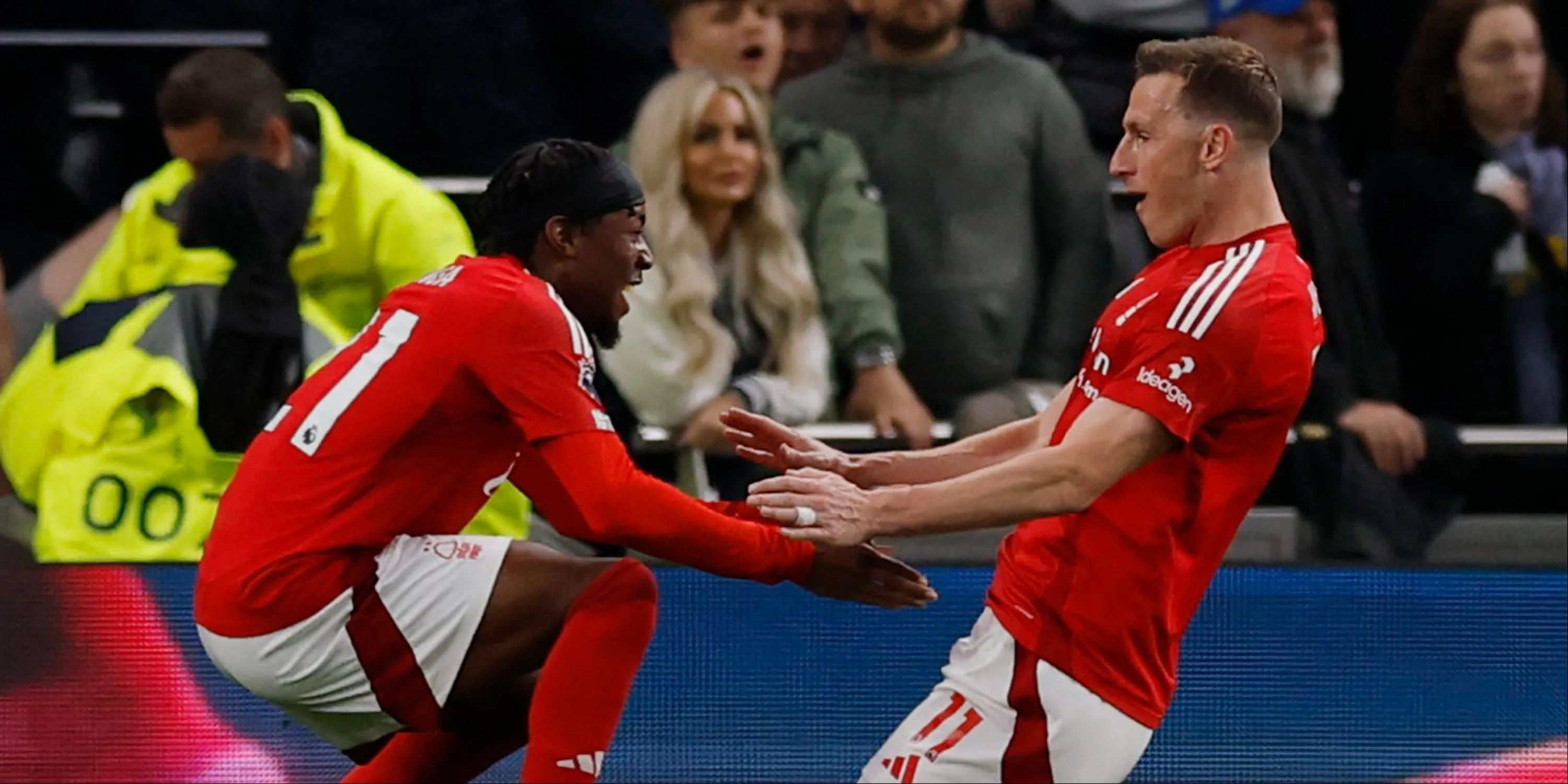 Cặp đôi Chris Wood và Anthony Elanga ăn mừng khoảnh khắc bàn thắng tại Nottingham Forest