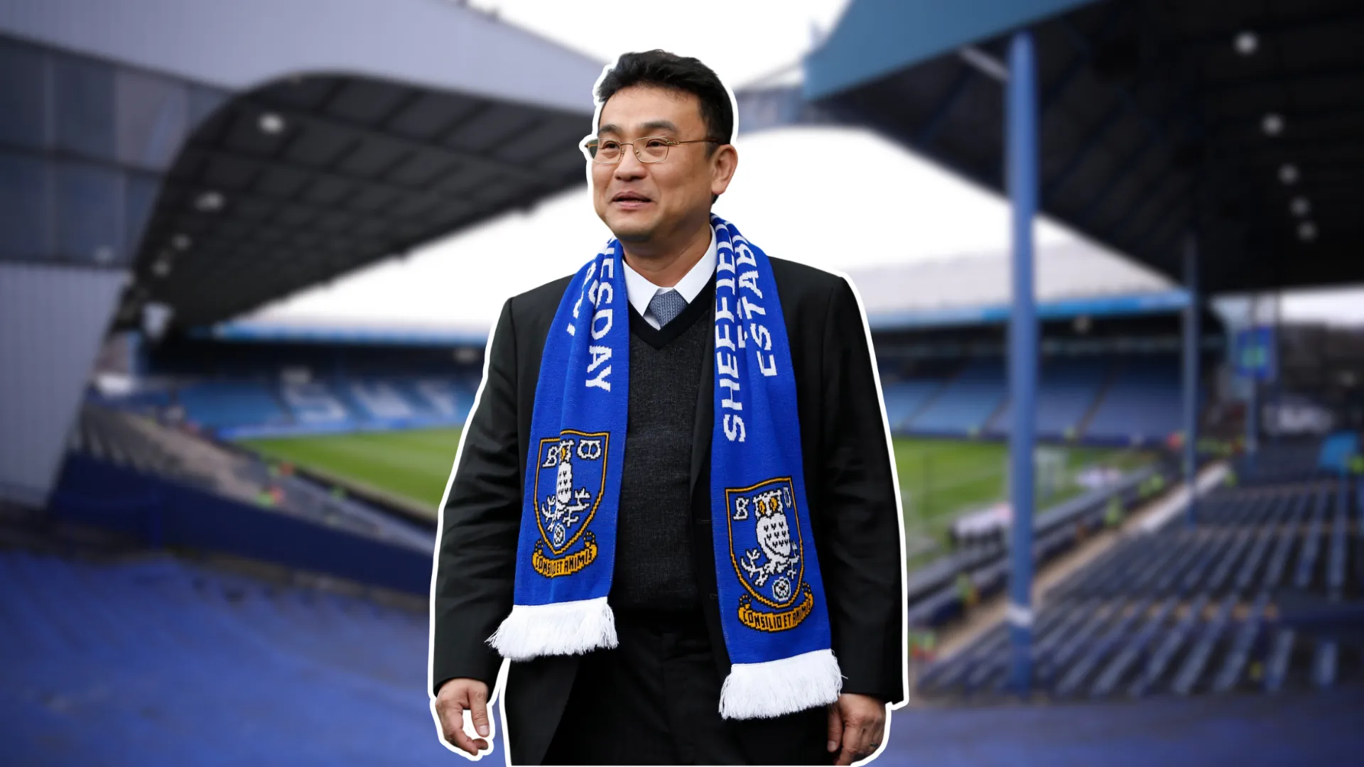 Chân dung chủ sở hữu Sheffield Wednesday, Dejphon Chansiri, trước khán đài sân Hillsborough
