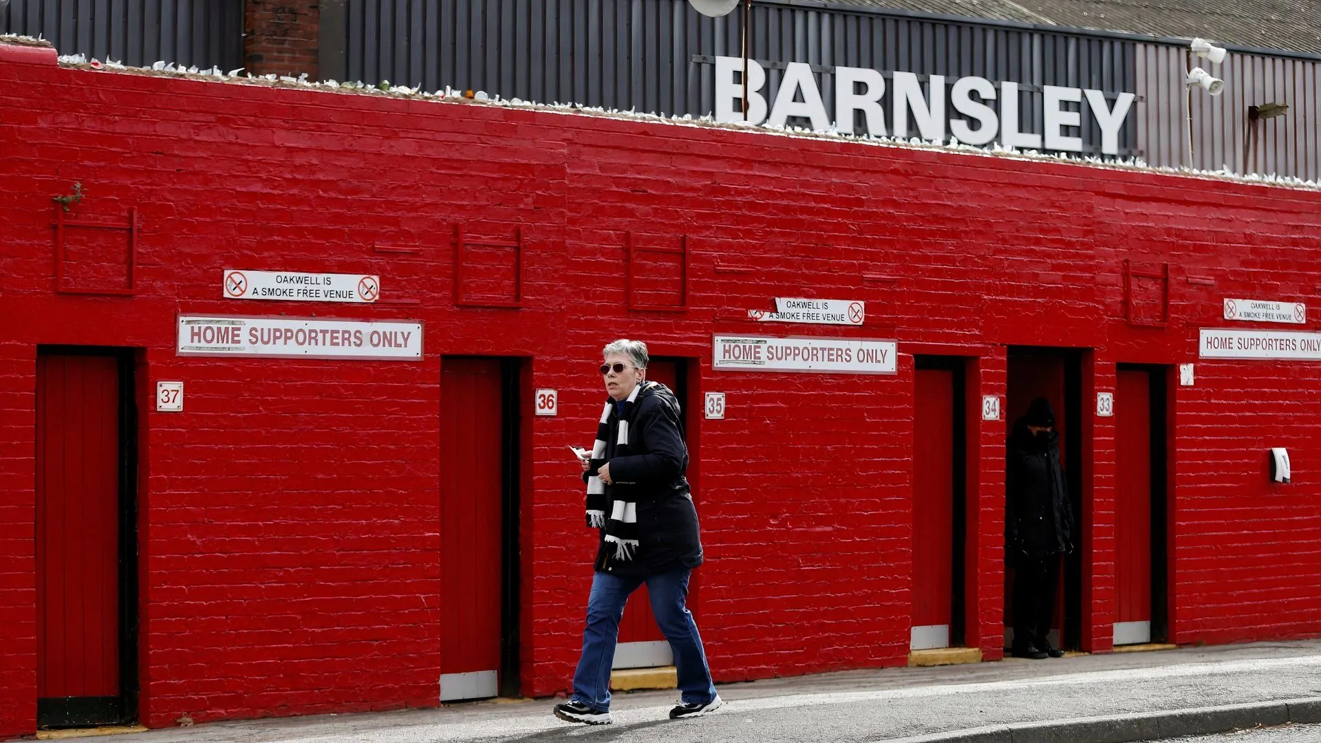 Cổ động viên bên ngoài sân Oakwell, sân nhà của Barnsley
