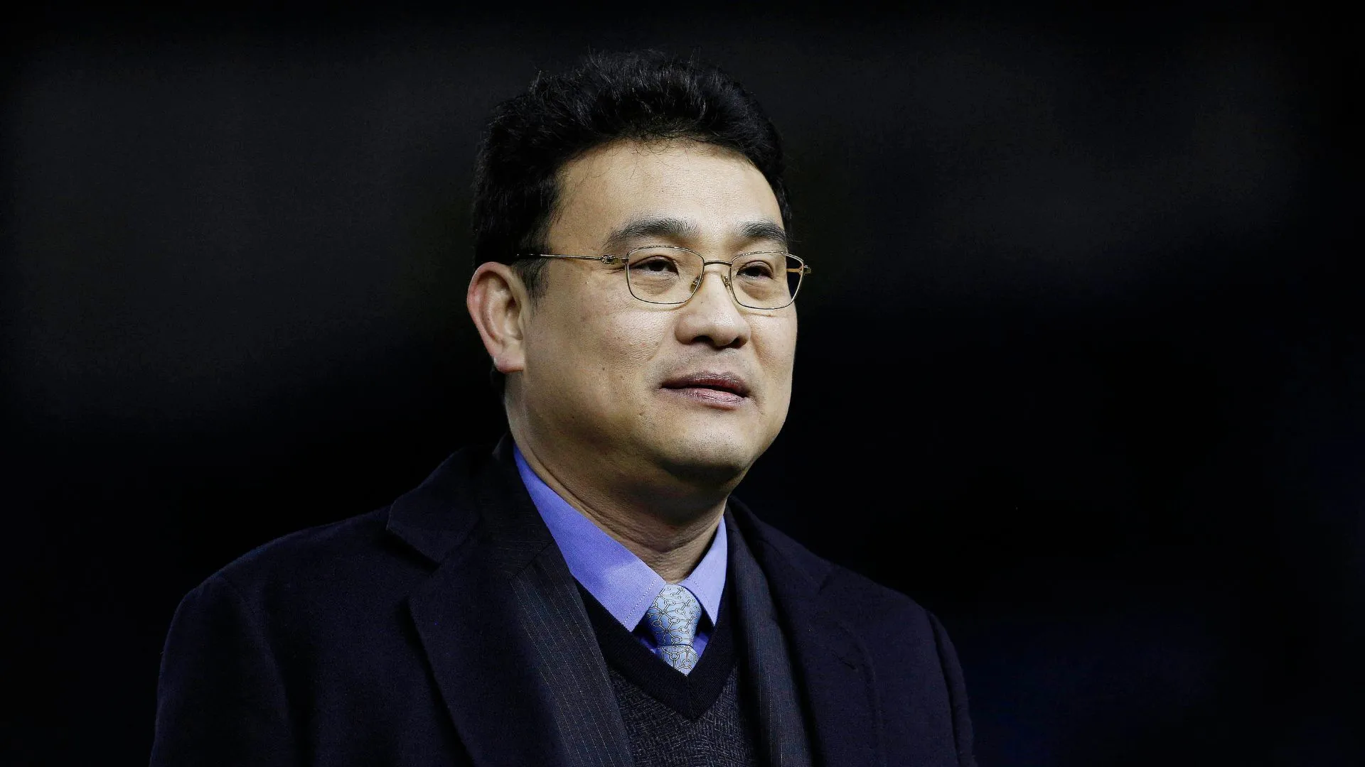 Dejphon Chansiri, chủ tịch Sheffield Wednesday, trong bối cảnh những vấn đề tài chính và lệnh cấm chuyển nhượng của câu lạc bộ được nới lỏng một phần.