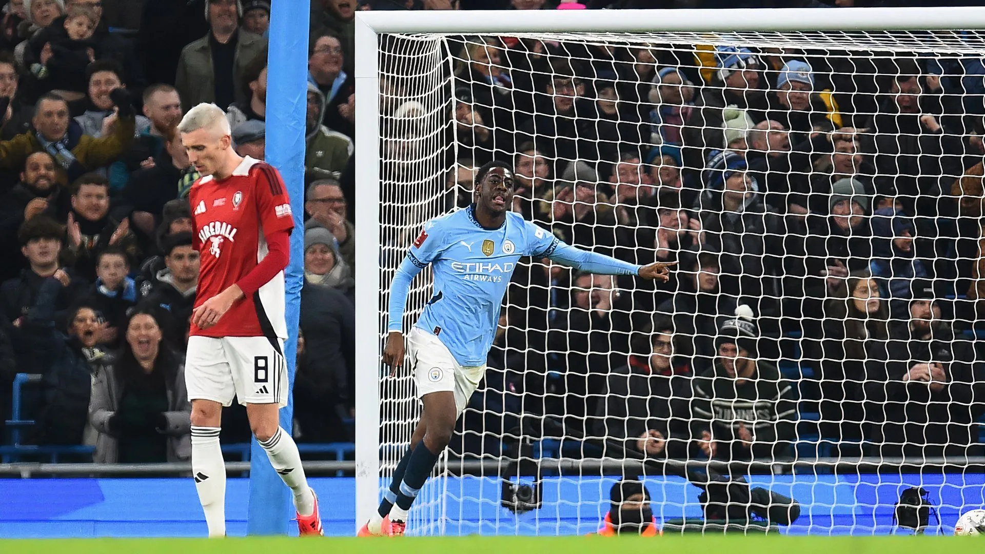 Divin Mubama ăn mừng sau khi ghi bàn cho Man City