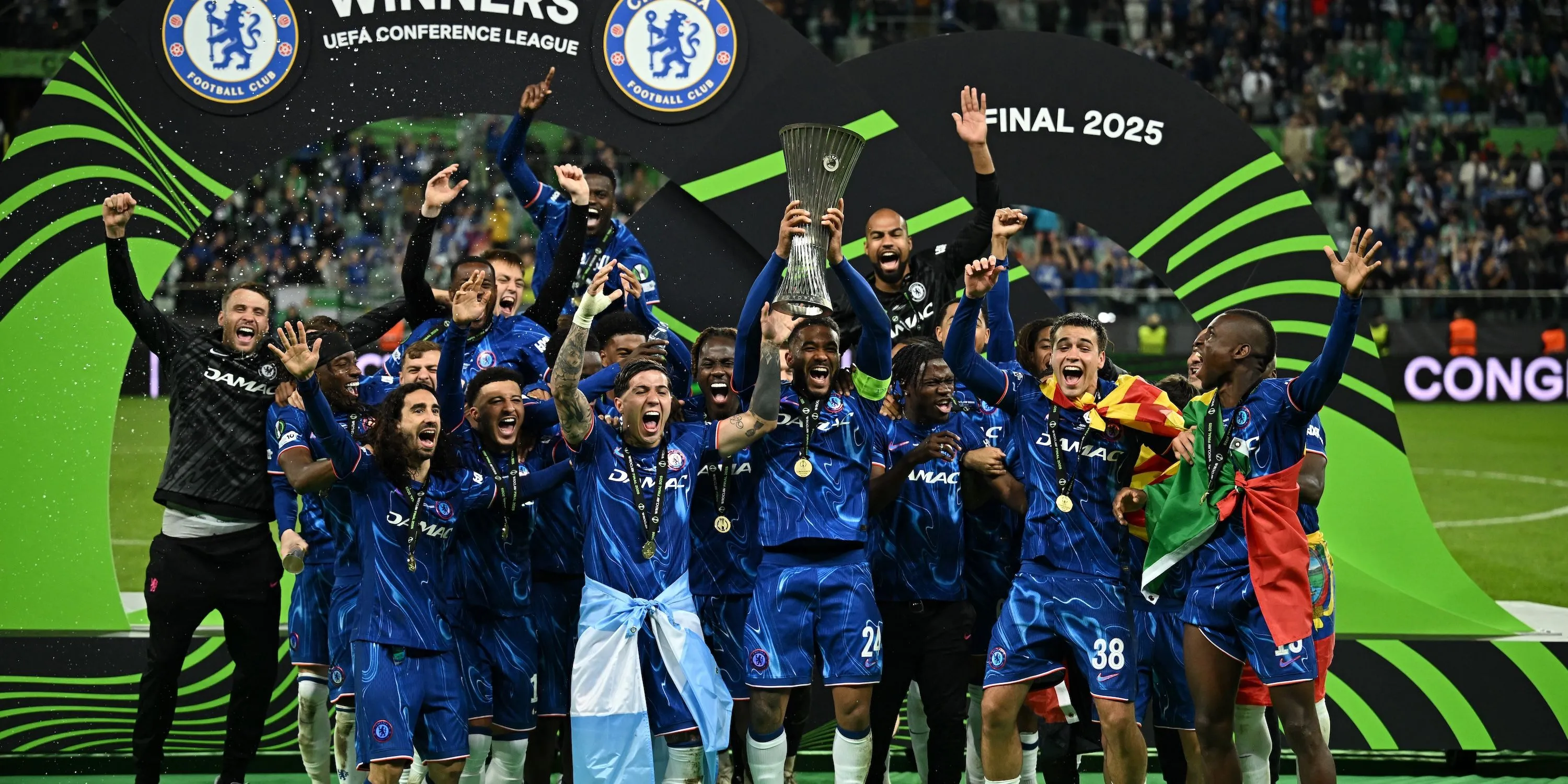 Đội trưởng Reece James nâng cao cúp vô địch Conference League cùng đồng đội Chelsea