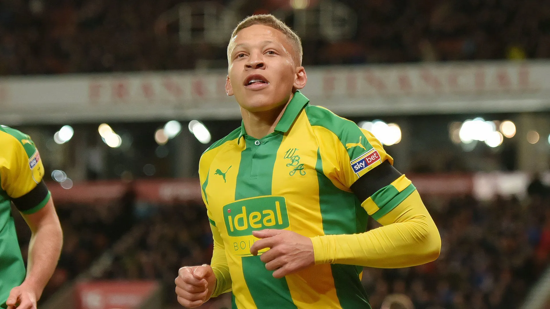 Dwight Gayle ăn mừng bàn thắng cho West Brom, sát thủ bén nhọn nhưng gây tranh cãi về kỹ năng.