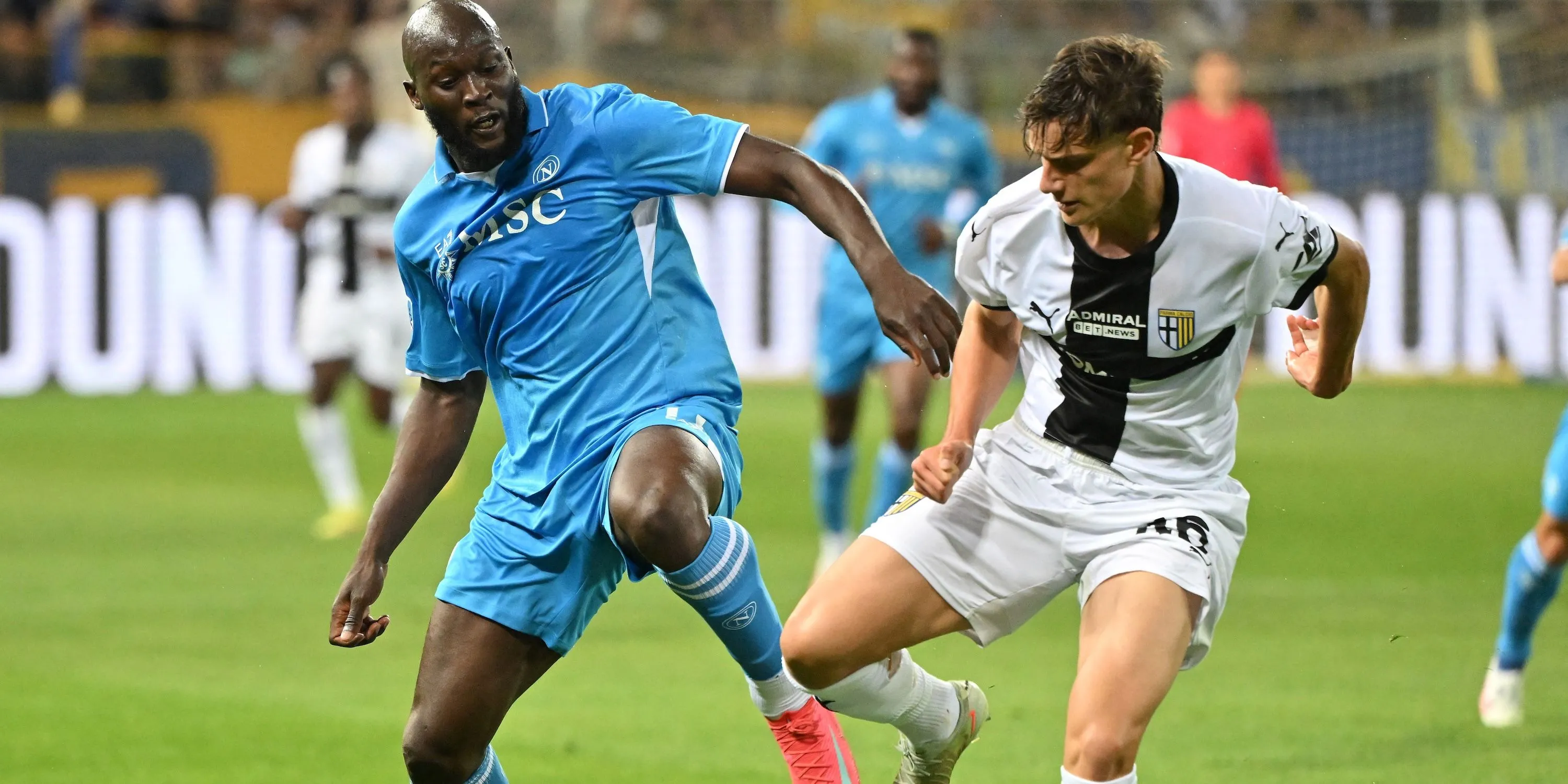 Giovanni Leoni (Parma) tranh chấp bóng với Romelu Lukaku