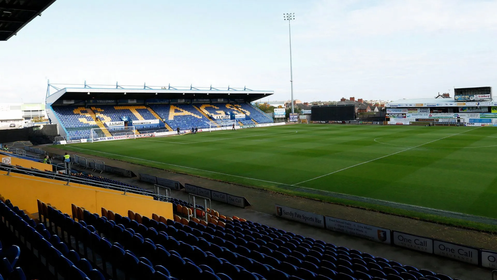 Góc nhìn chung về sân Field Mill, sân nhà của Mansfield Town