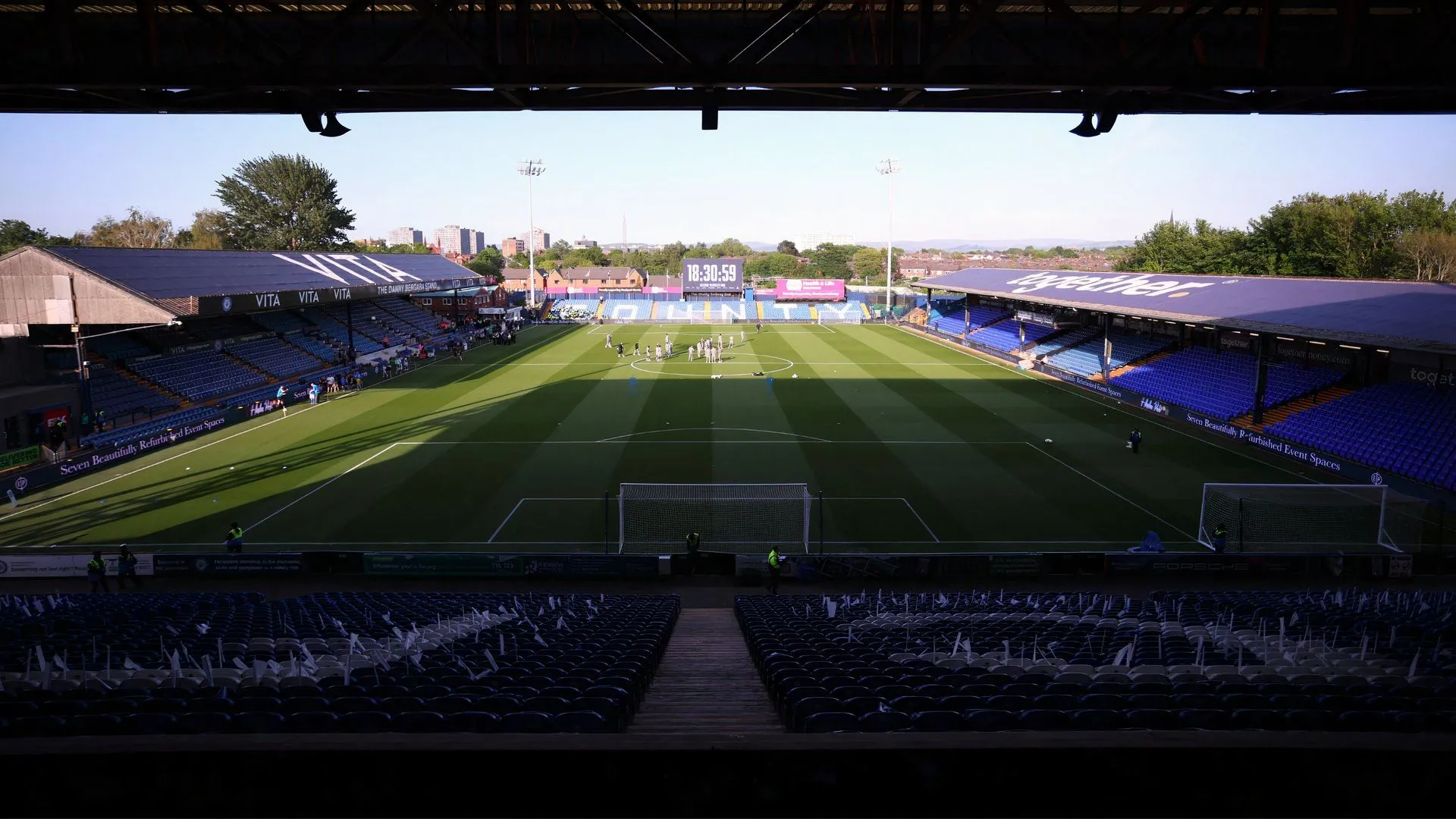 Góc nhìn toàn cảnh sân vận động Edgeley Park, sân nhà của Stockport County