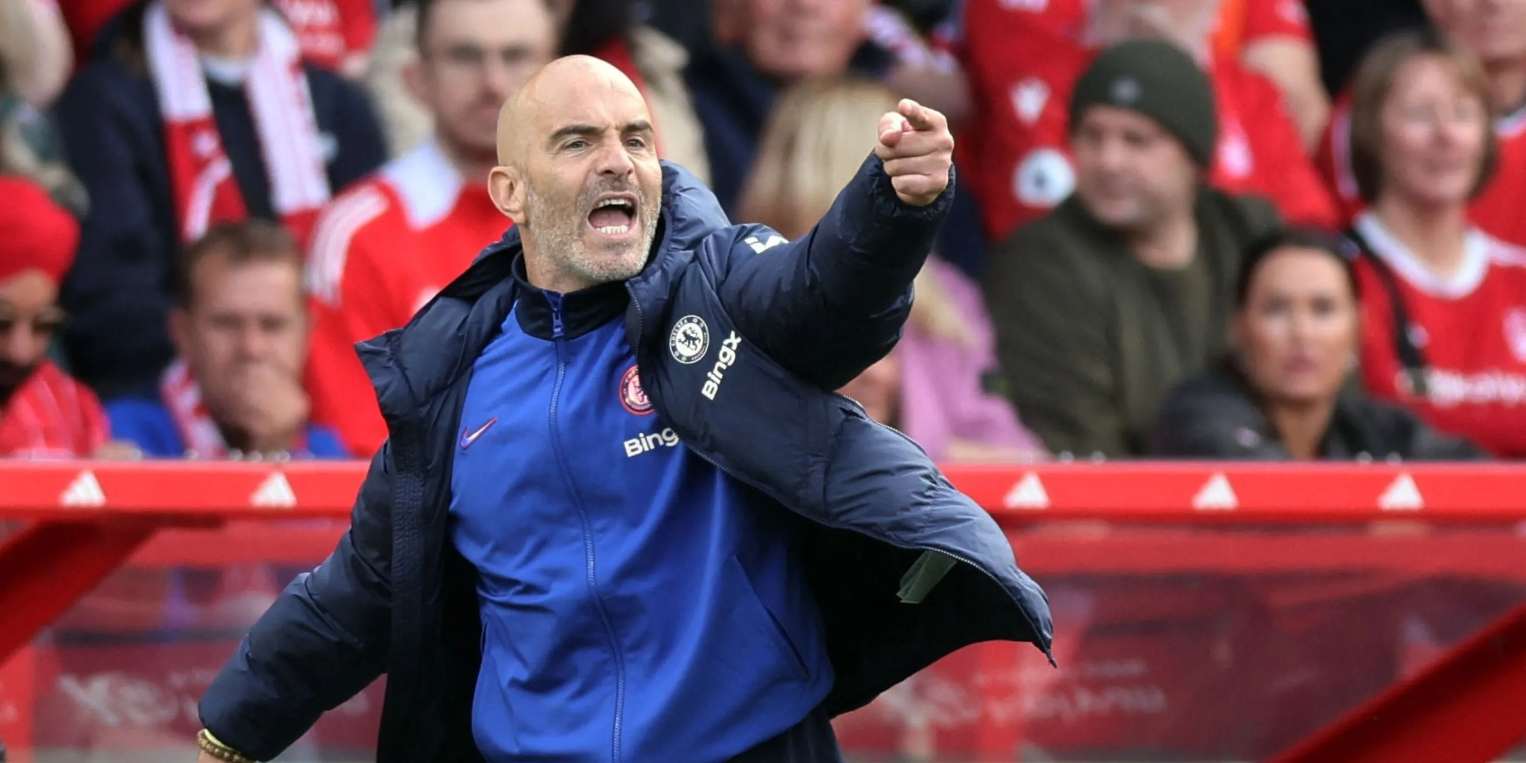 HLV Enzo Maresca chỉ đạo trận đấu của Chelsea tại Premier League