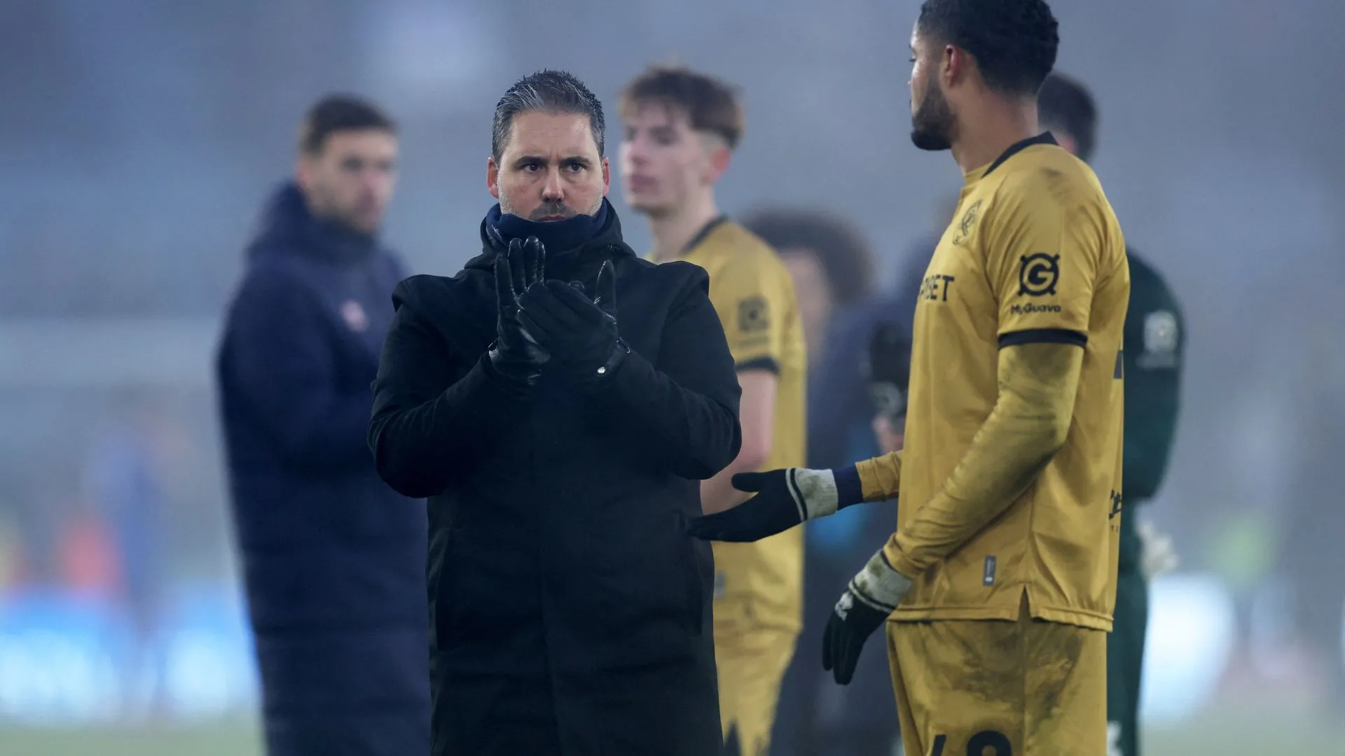 HLV Marti Cifuentes khi còn dẫn dắt Queens Park Rangers đối đầu với Leicester City tại FA Cup
