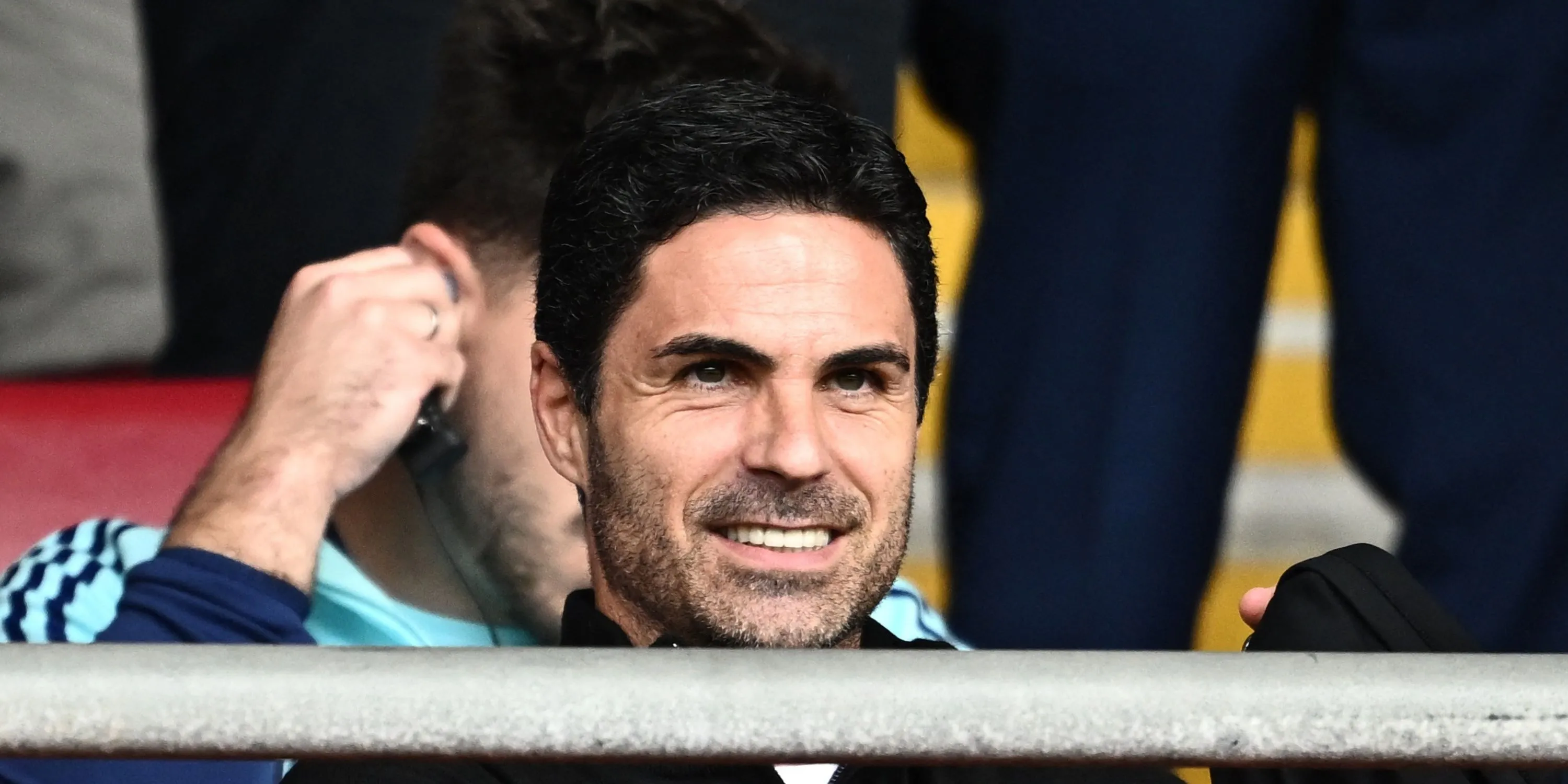 HLV Mikel Arteta của Arsenal chỉ đạo bên đường piste Premier League