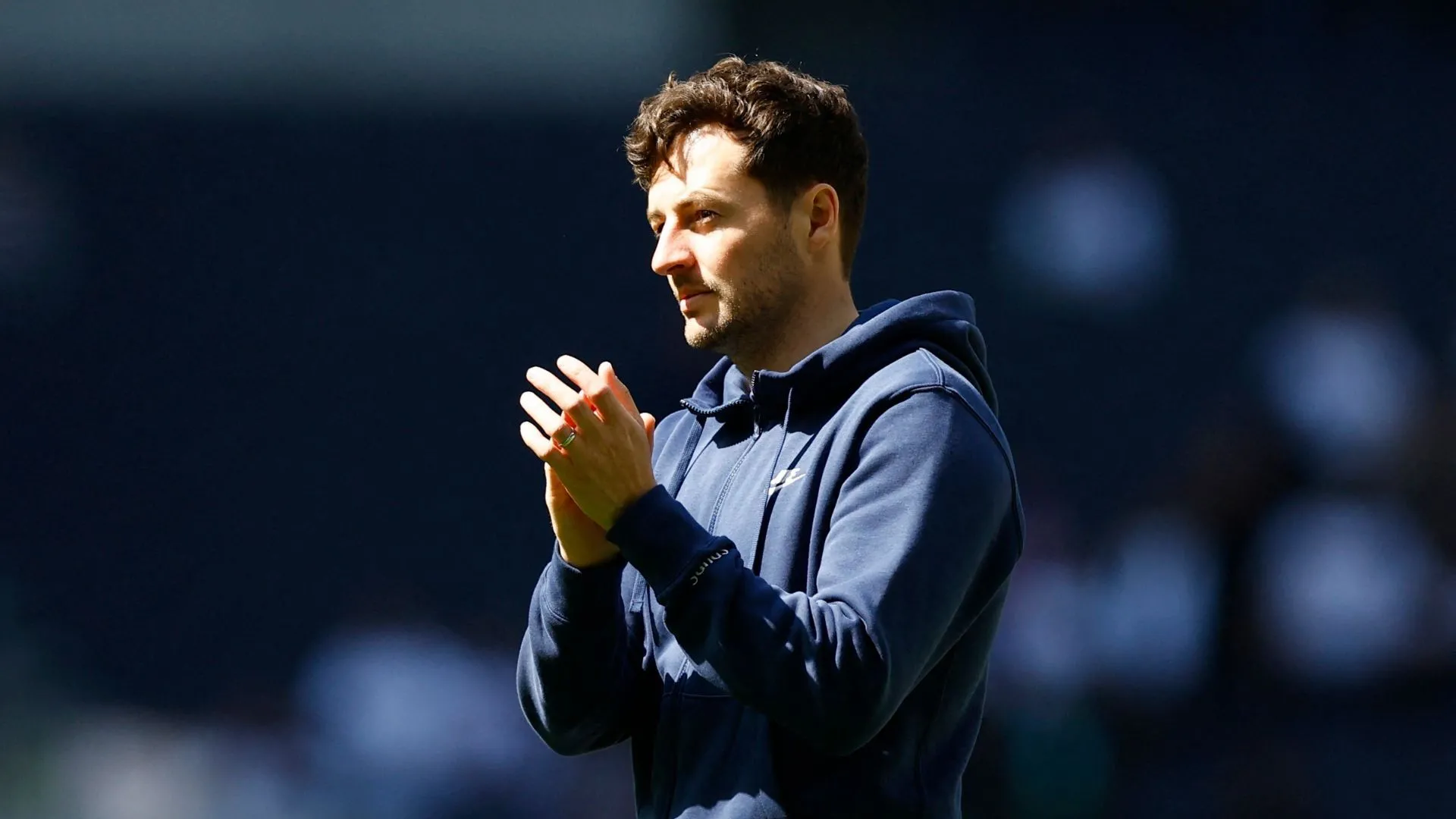 HLV trưởng Ryan Mason trên sân tập của West Bromwich Albion