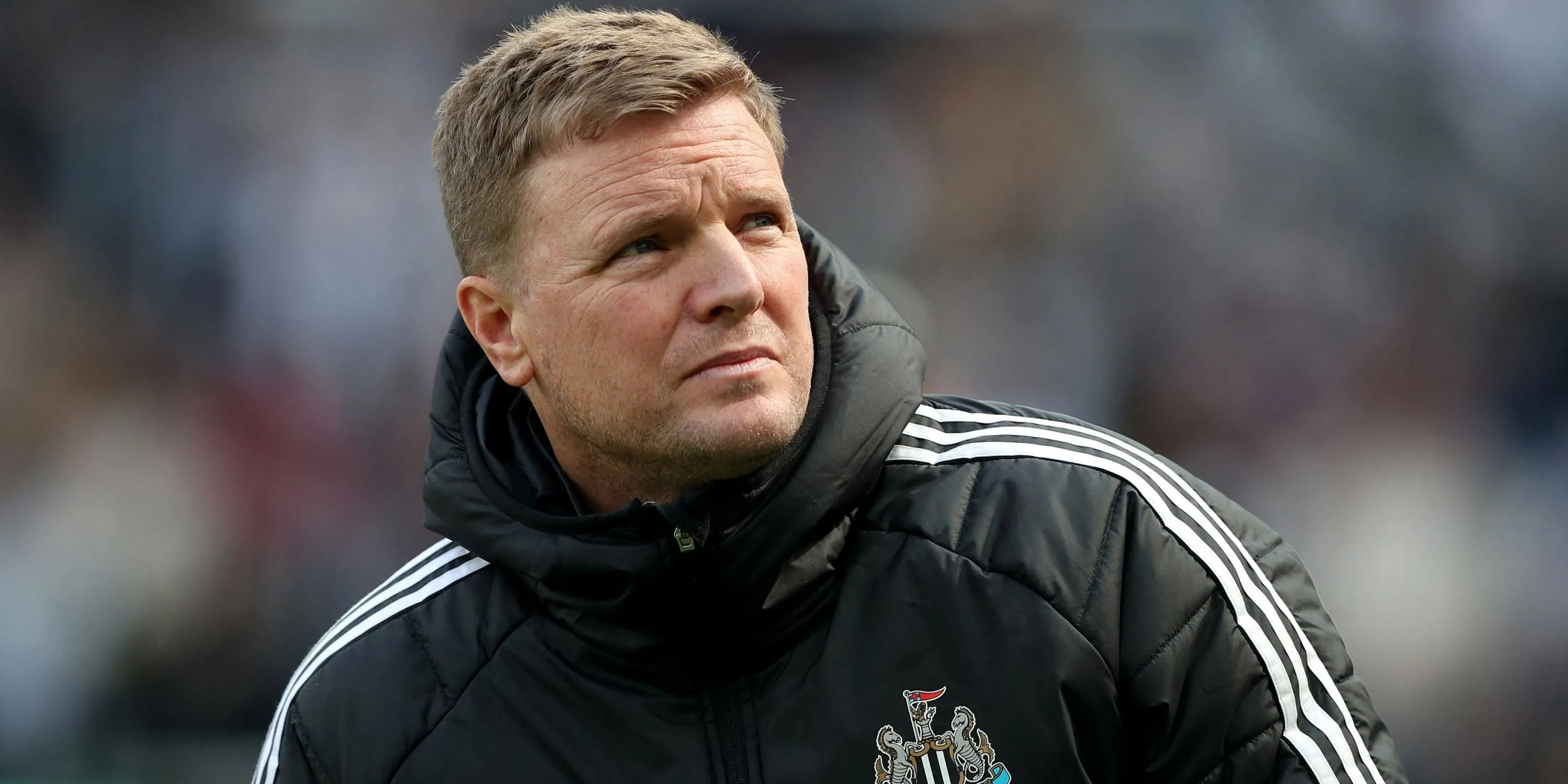Huấn luyện viên Eddie Howe của Newcastle United trầm tư trước trận đấu, thể hiện sự lo lắng về hàng công và các mục tiêu chuyển nhượng cho vị trí tiền đạo.