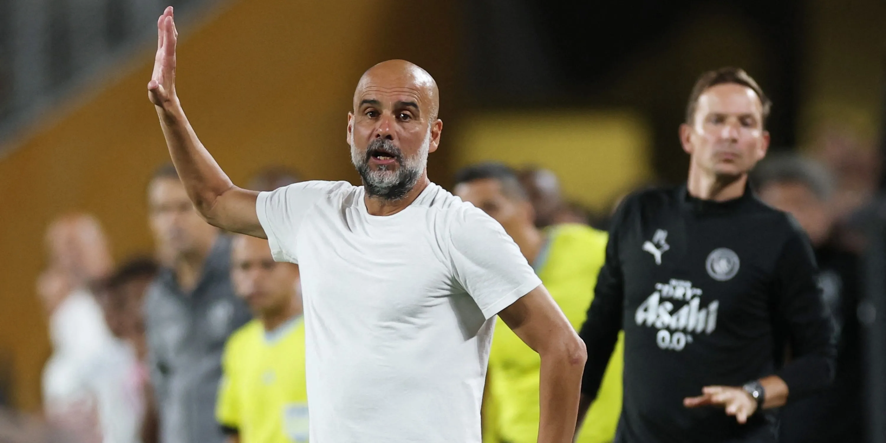 Huấn luyện viên Pep Guardiola của Manchester City có phản ứng trên sân