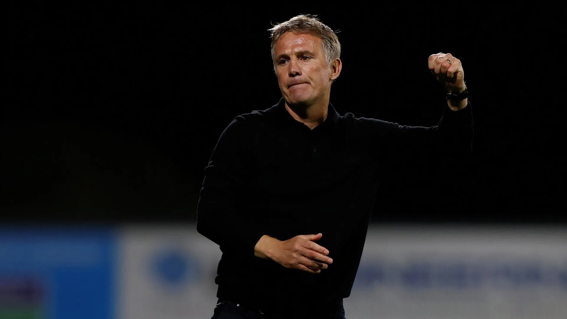 Huấn luyện viên Phil Parkinson của Wrexham với biểu cảm phấn khích, ông đang ấp ủ những kế hoạch lớn cho đội bóng