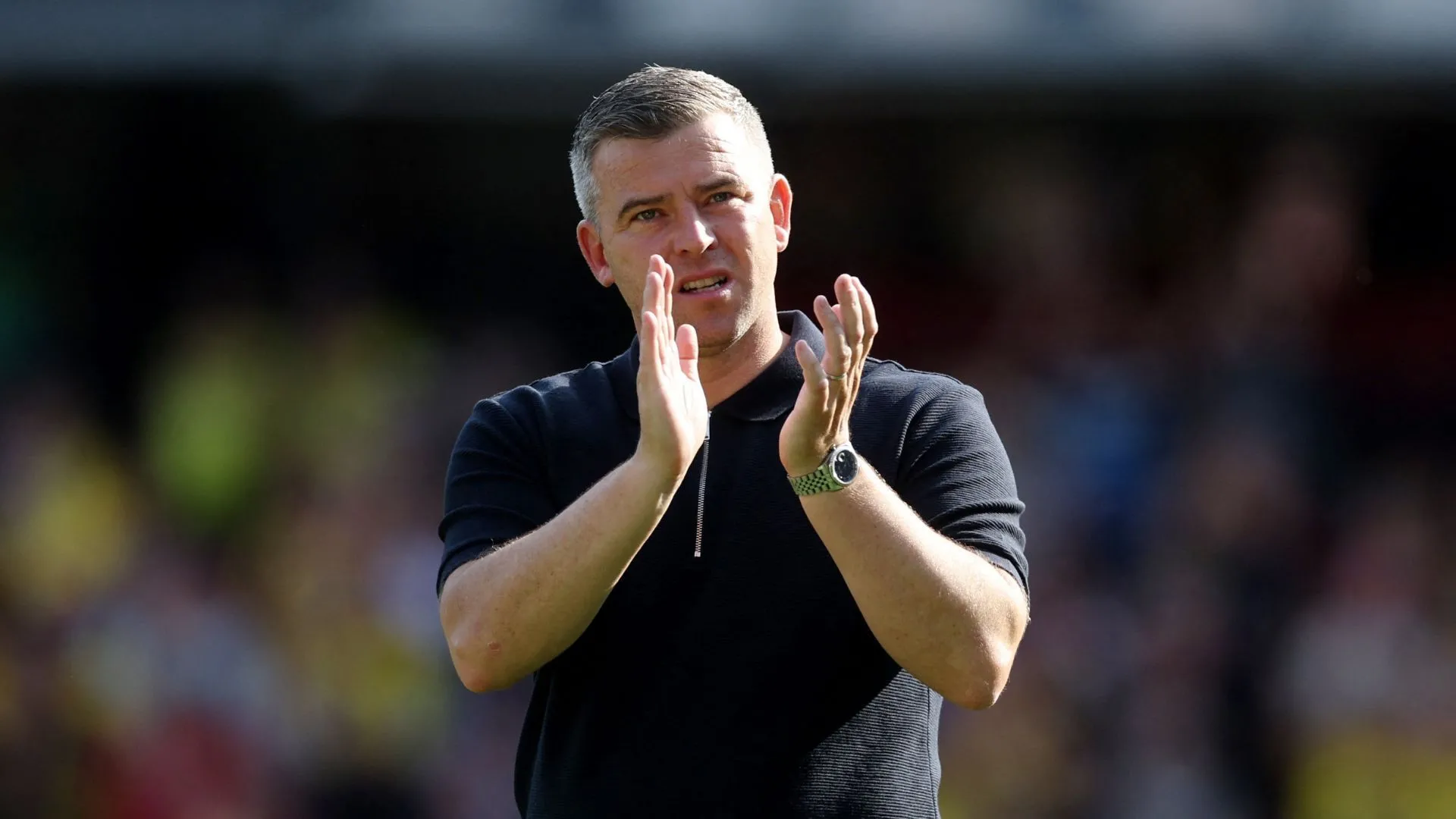 Huấn luyện viên trưởng Bolton Wanderers Steven Schumacher chỉ đạo các cầu thủ trên sân trong một trận đấu tại League One.