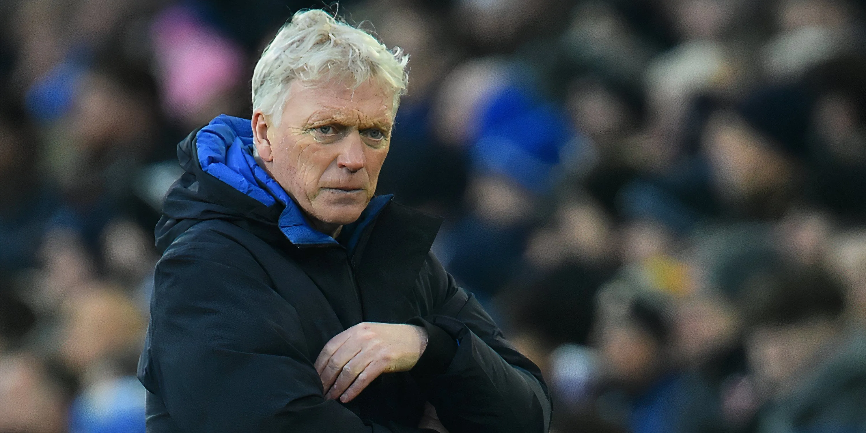 Huấn luyện viên trưởng Everton David Moyes đứng trầm tư trên sân