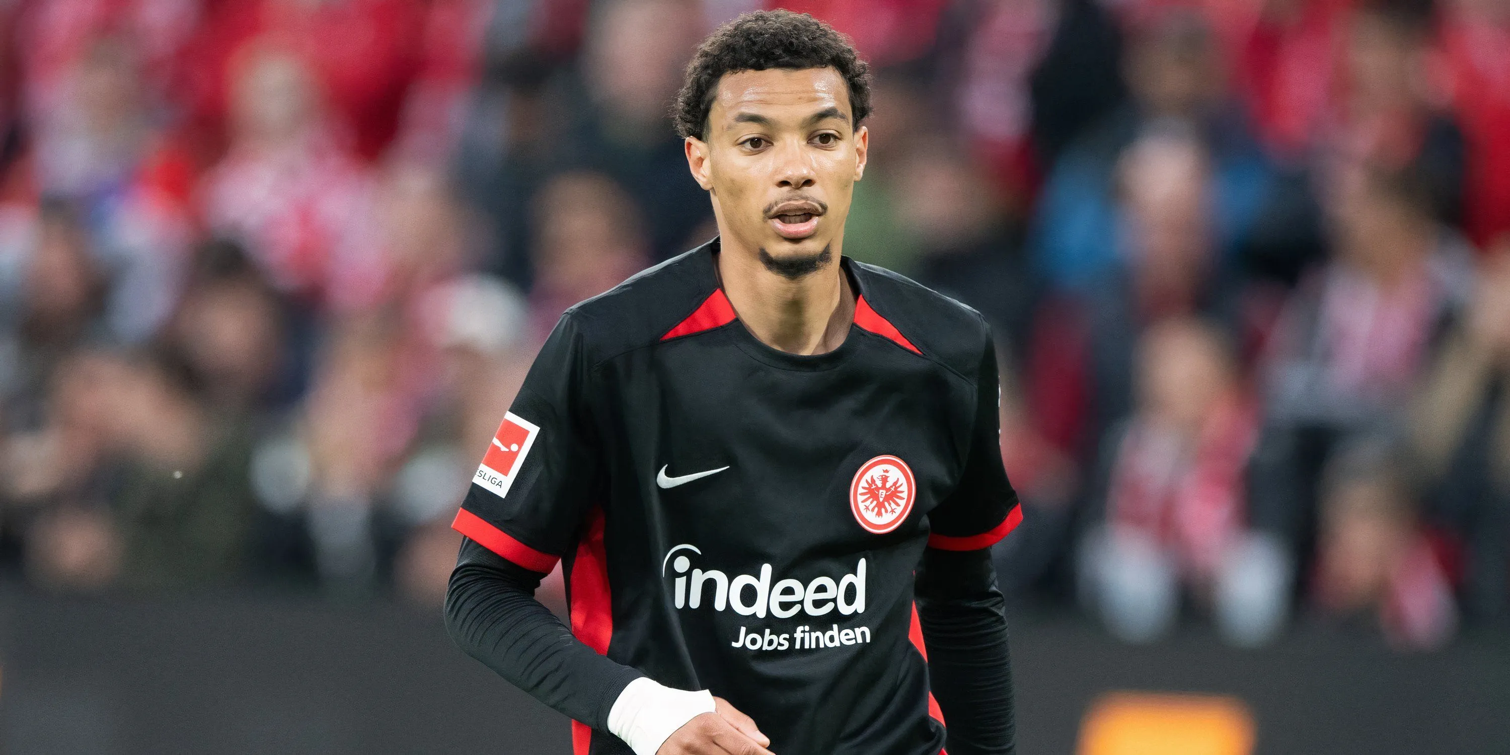 Hugo Ekitike, tiền đạo trẻ đang khoác áo Eintracht Frankfurt, thể hiện kỹ năng trên sân.