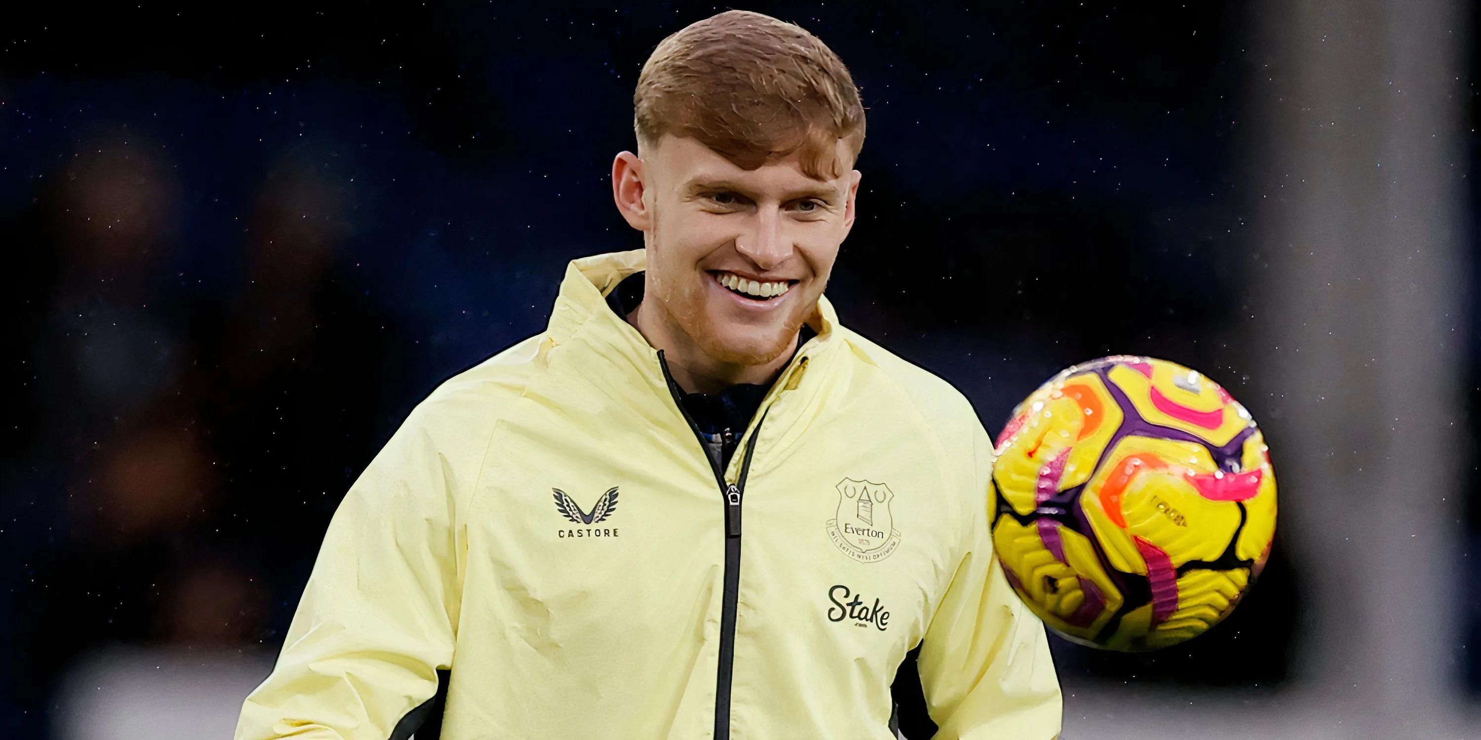 Jarrad Branthwaite khởi động trước trận đấu cho Everton