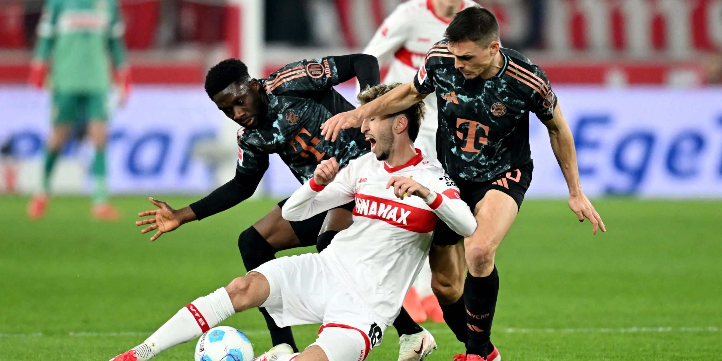 João Palhinha của Bayern Munich nỗ lực giành lại bóng, minh chứng cho sức mạnh phòng ngự.