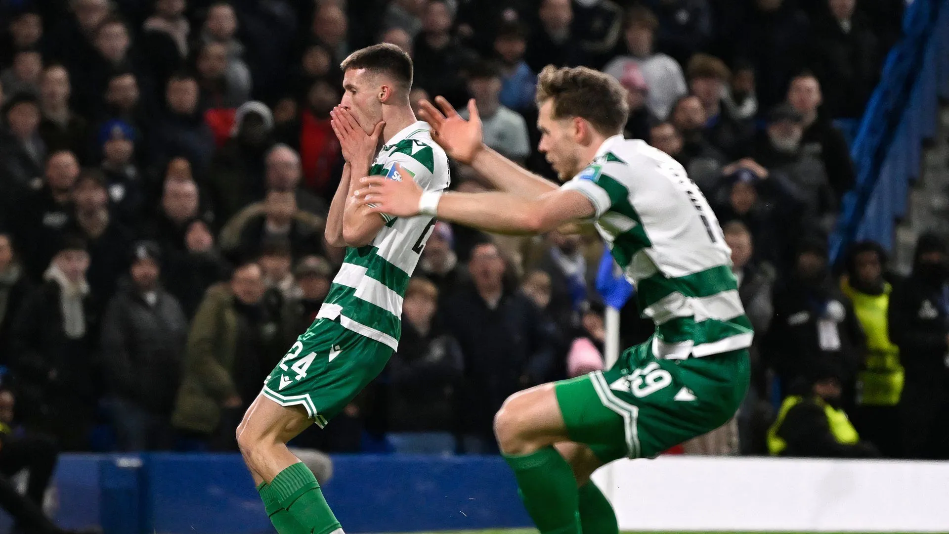 Johnny Kenny ăn mừng bàn thắng khi khoác áo Shamrock Rovers trên sân vận động Tallaght.