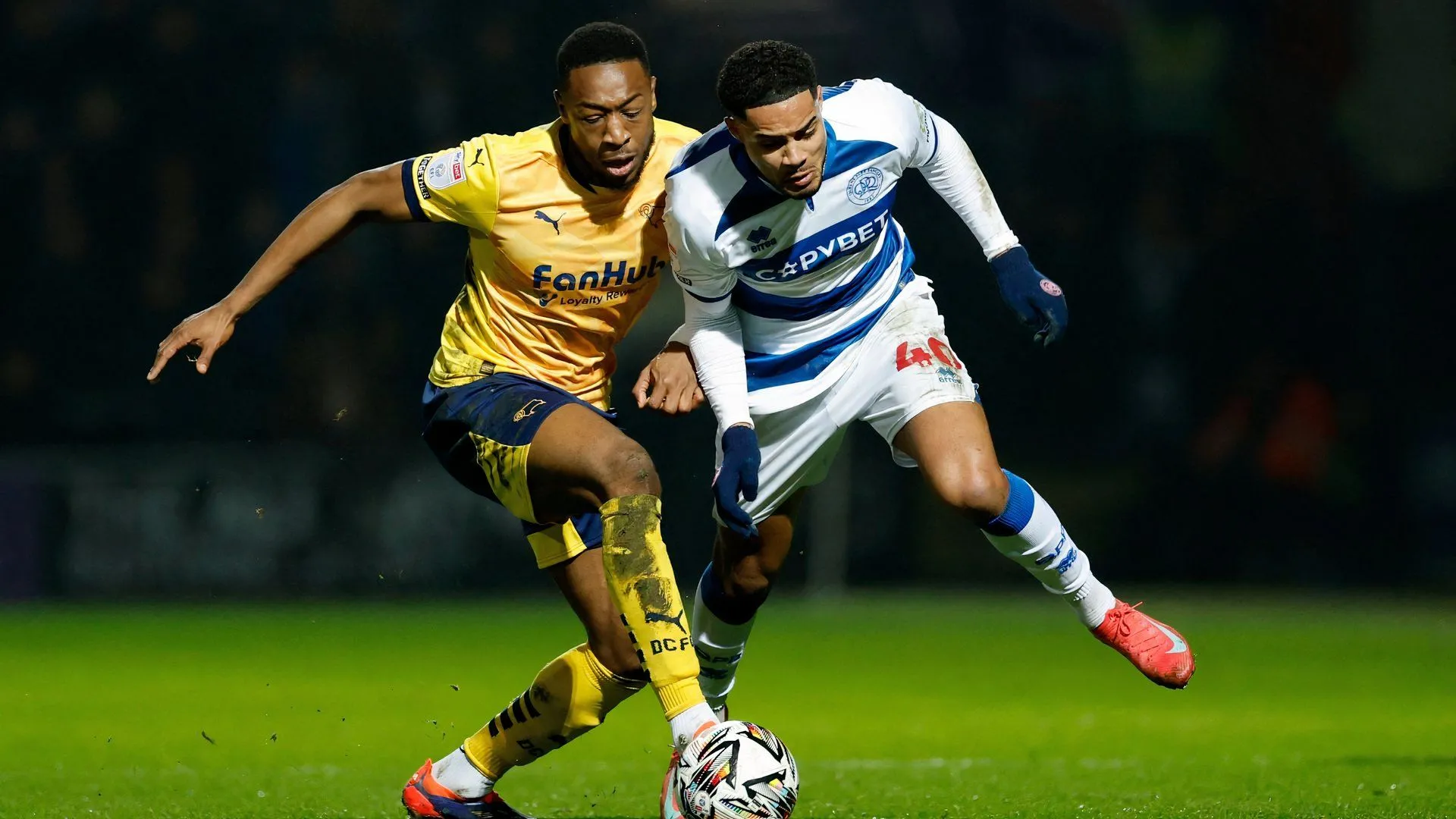 Jonathan Varane, tiền vệ phòng ngự của QPR, thể hiện sự điềm tĩnh và khả năng kiểm soát bóng