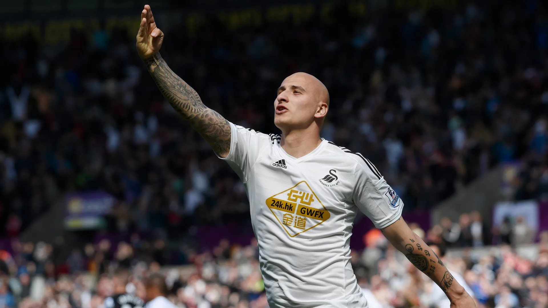 Jonjo Shelvey ăn mừng bàn thắng cho Swansea City