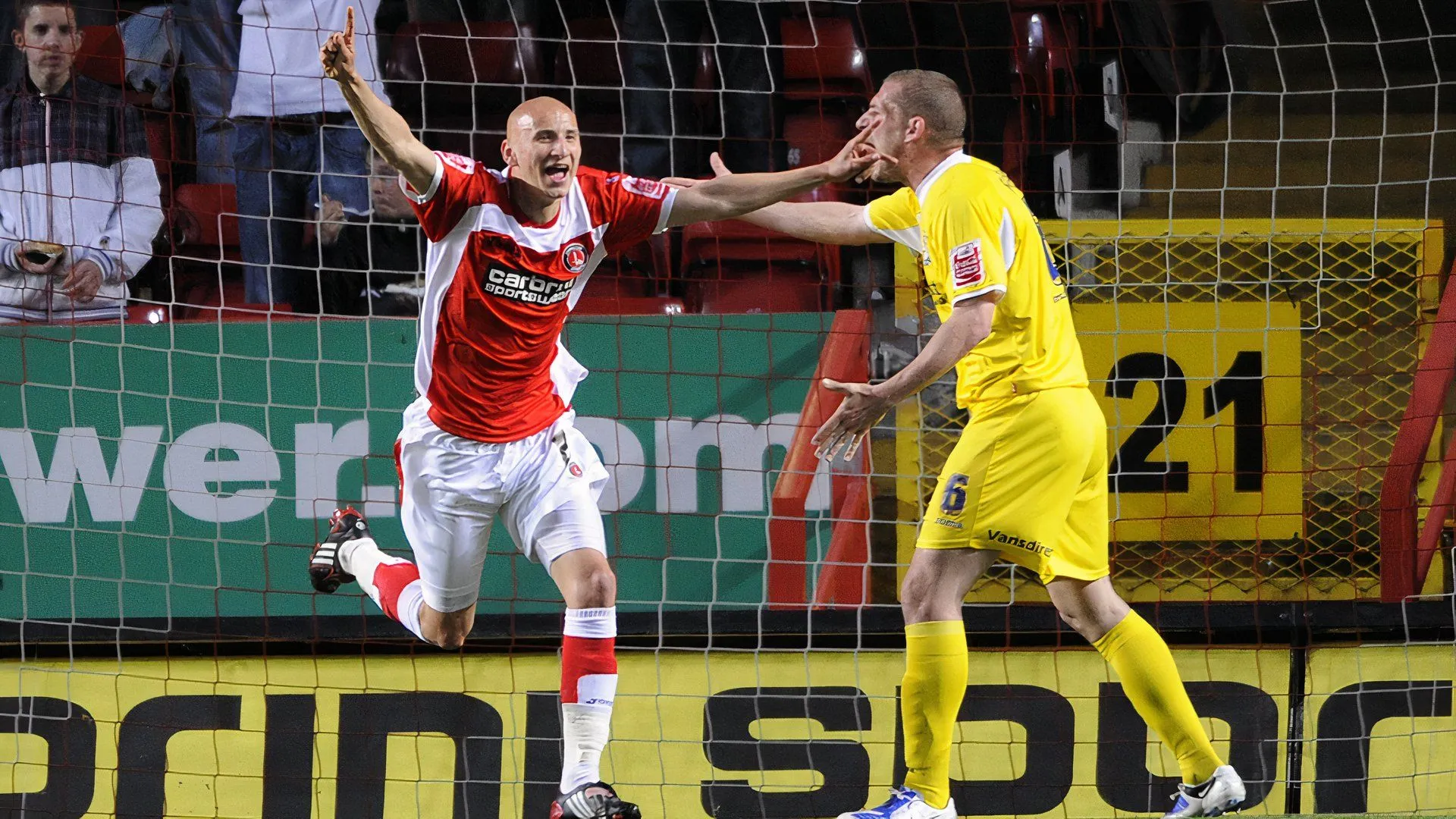 Jonjo Shelvey ghi bàn cho Charlton Athletic