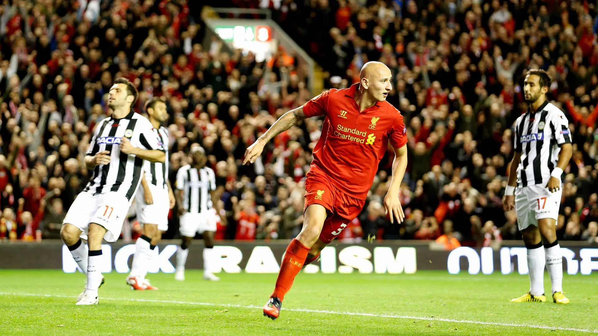 Jonjo Shelvey ngay sau khi ghi bàn cho Liverpool