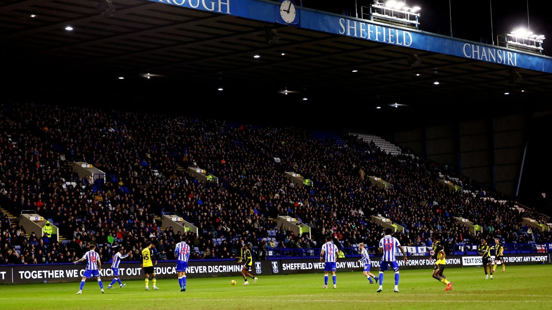 Khán đài North Stand của sân vận động Hillsborough, sân nhà của Sheffield Wednesday, đang đối mặt với tình trạng xuống cấp nghiêm trọng và nguy cơ không thể mở cửa.