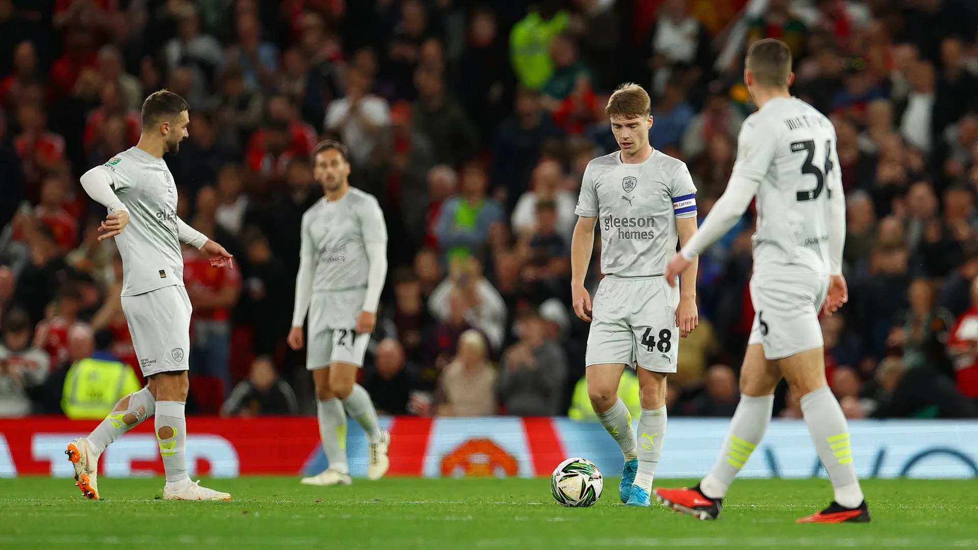 Luca Connell tập luyện cùng các cầu thủ Barnsley