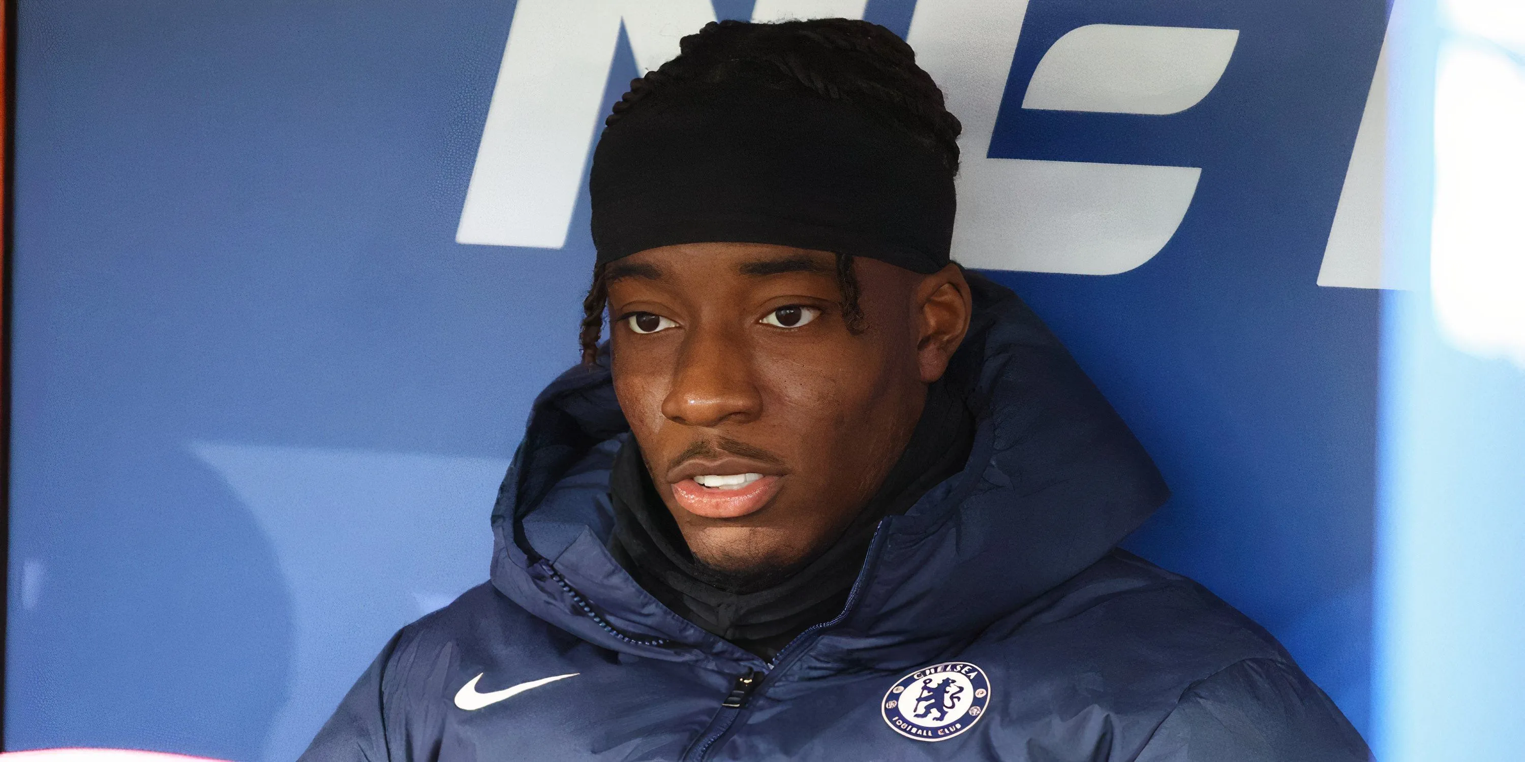 Noni Madueke, cầu thủ chạy cánh của Chelsea, ngồi trên băng ghế dự bị, giữa lúc có tin đồn chuyển nhượng